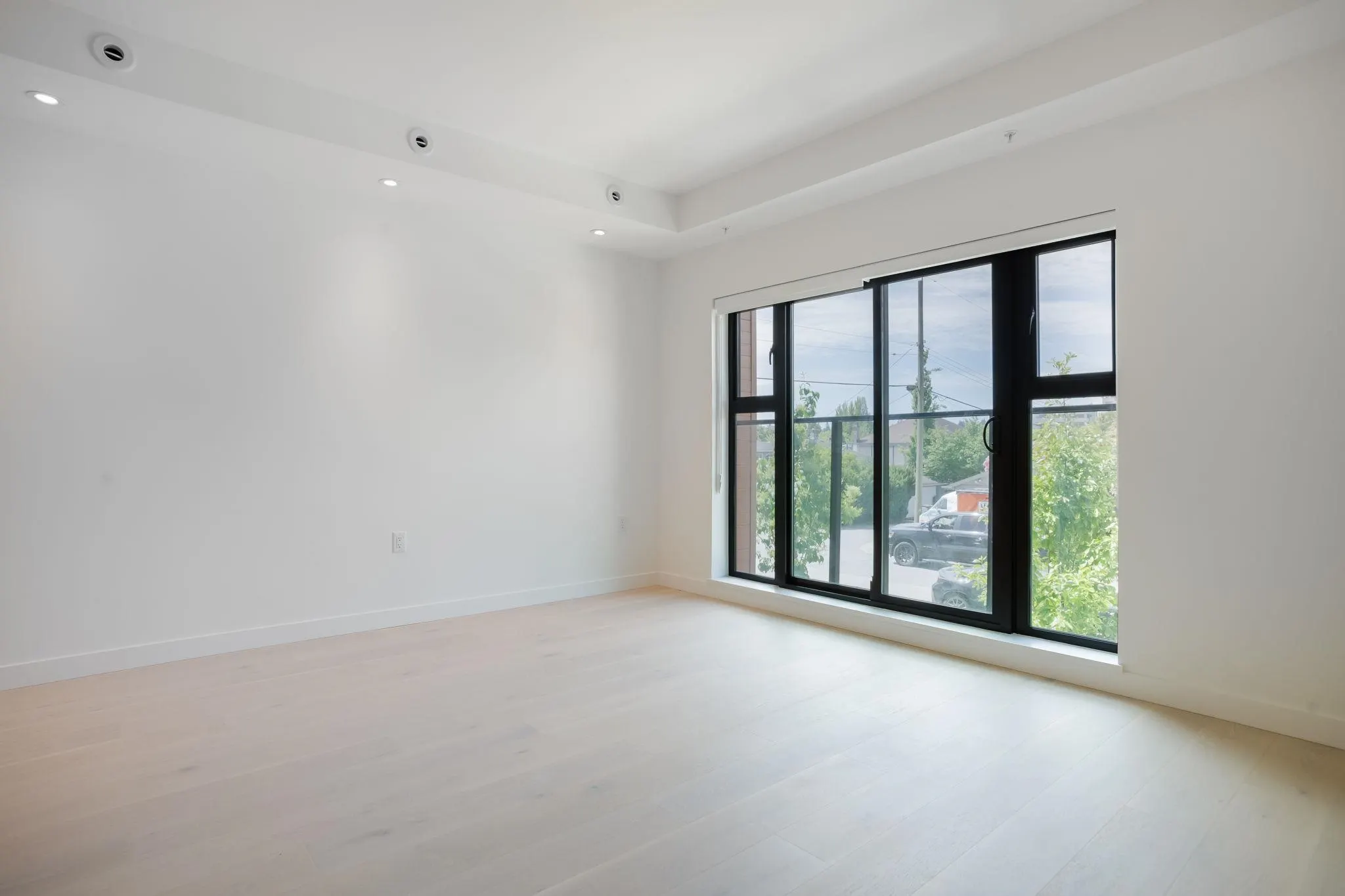 586 W 28th Avenue