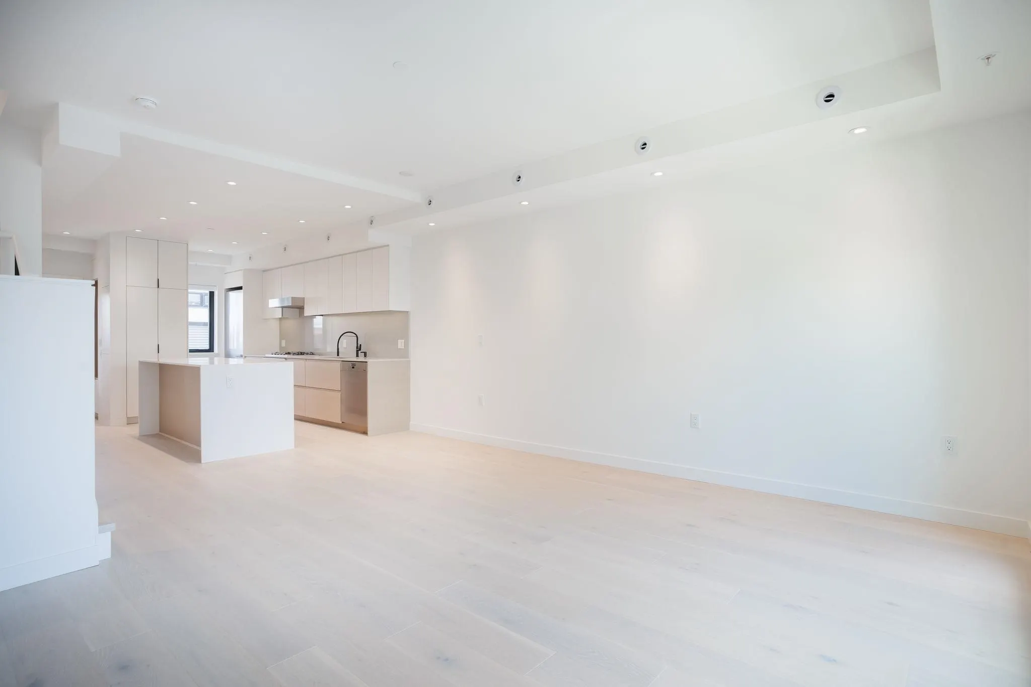 586 W 28th Avenue