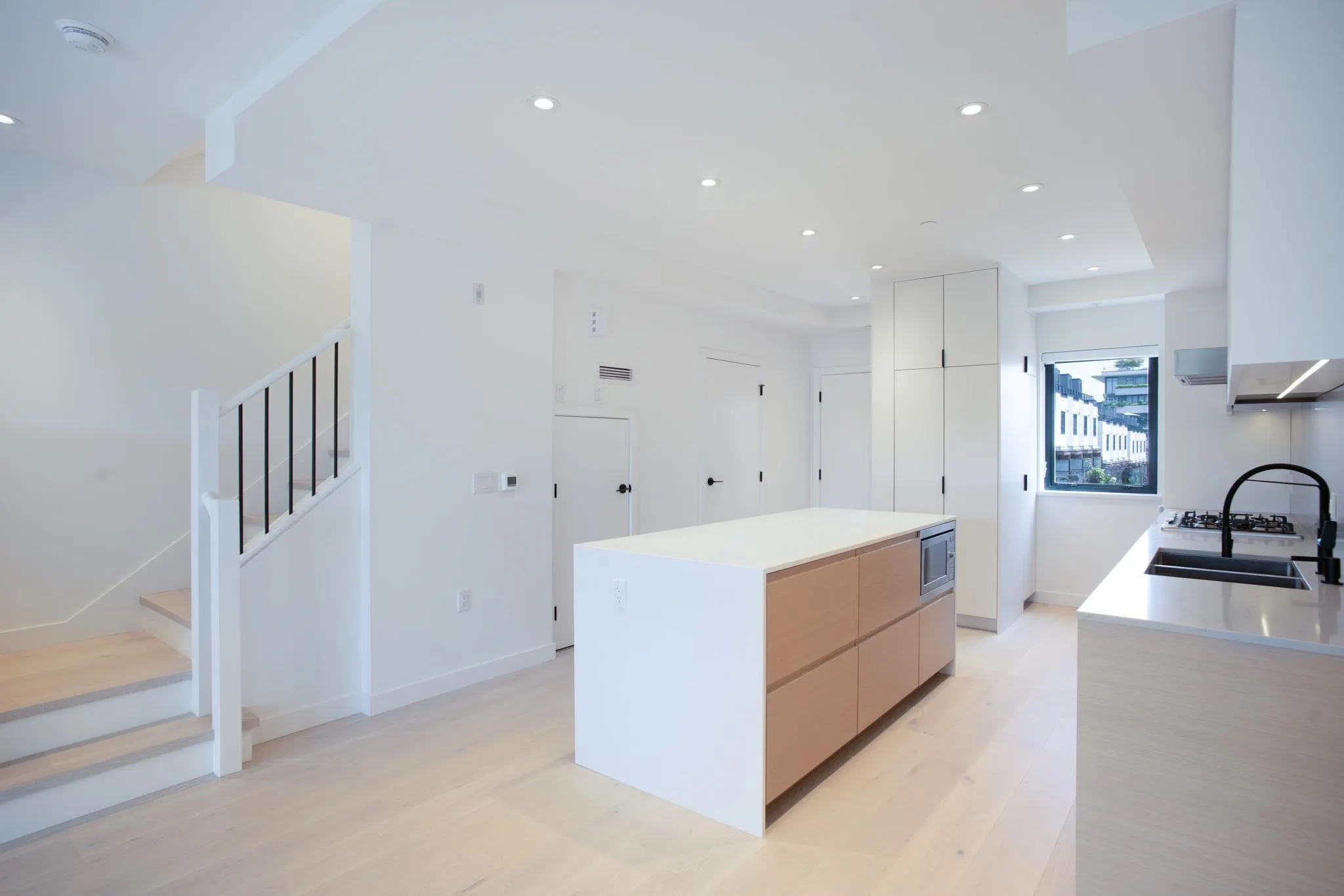 586 W 28th Avenue
