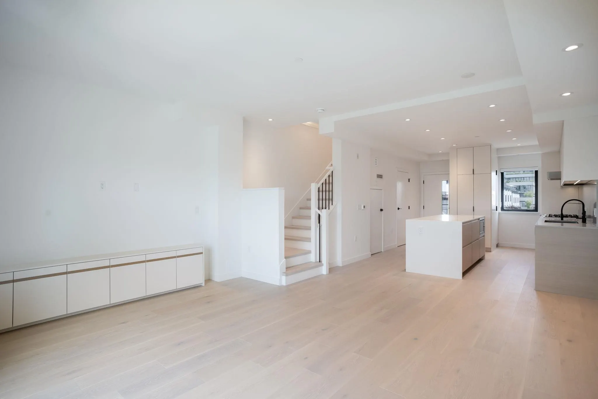 586 W 28th Avenue