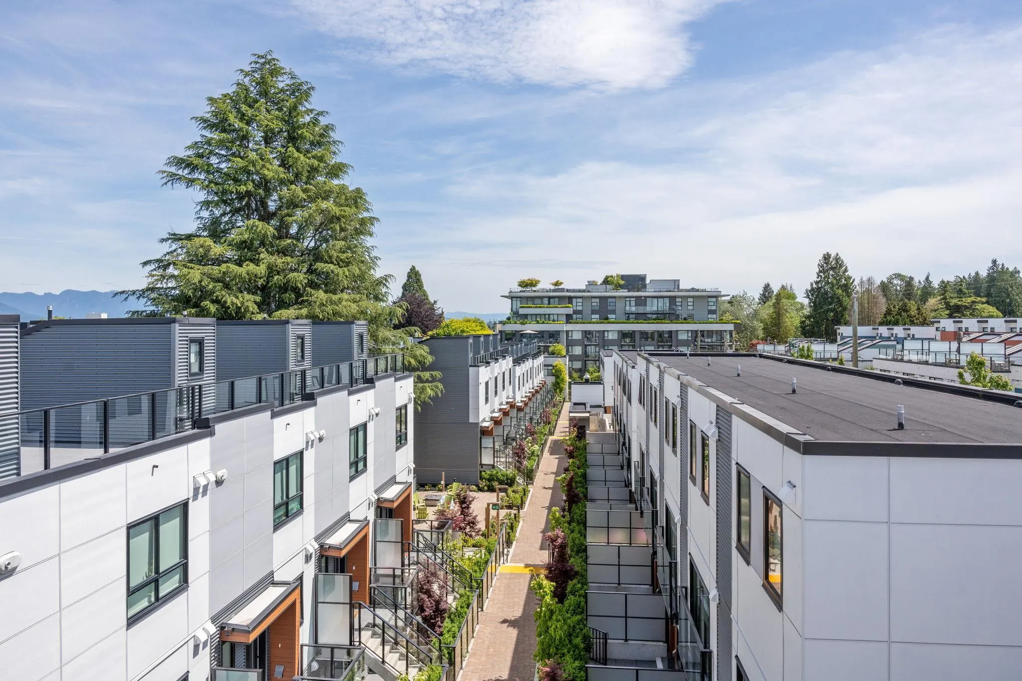 586 W 28th Avenue