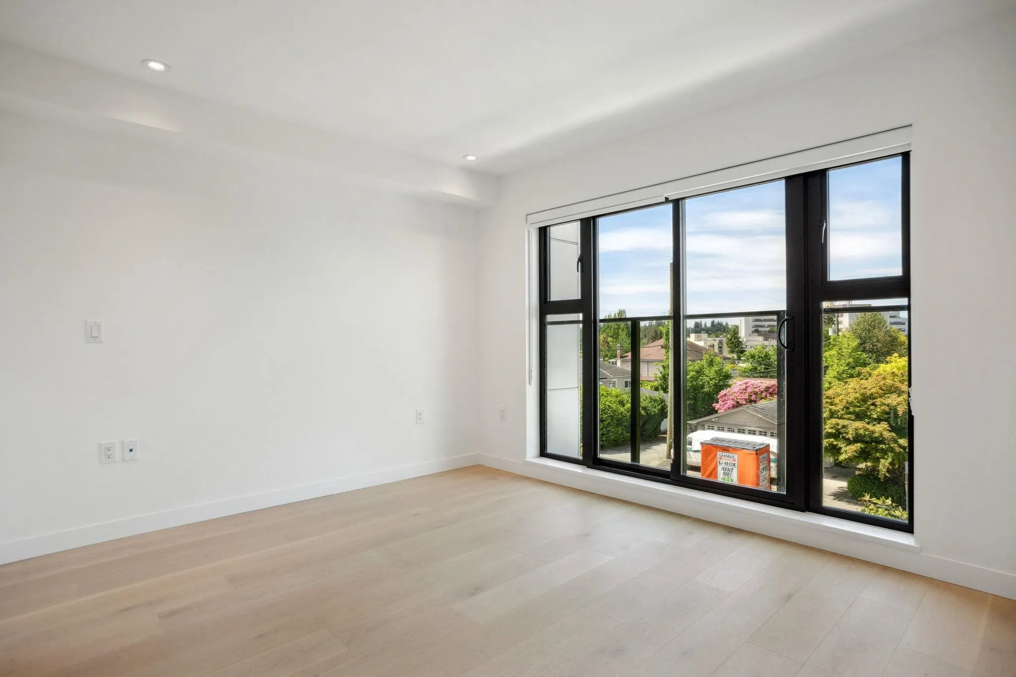 586 W 28th Avenue