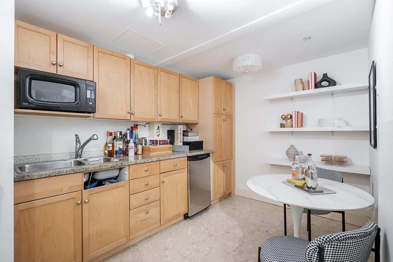 TH9 1650 Bayshore Drive