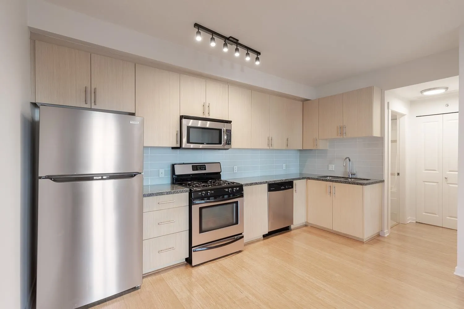 203 6077 London Road
