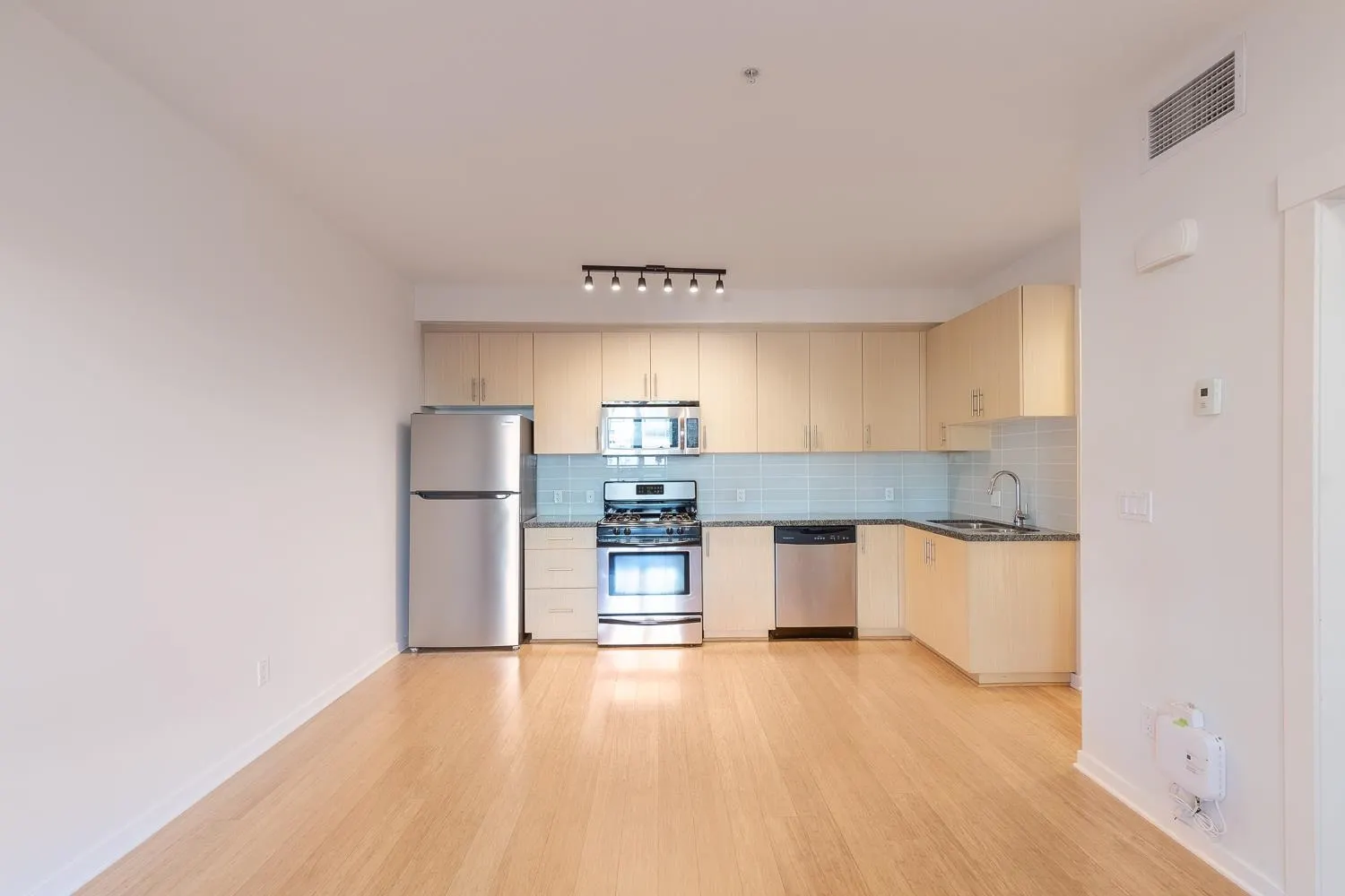 203 6077 London Road