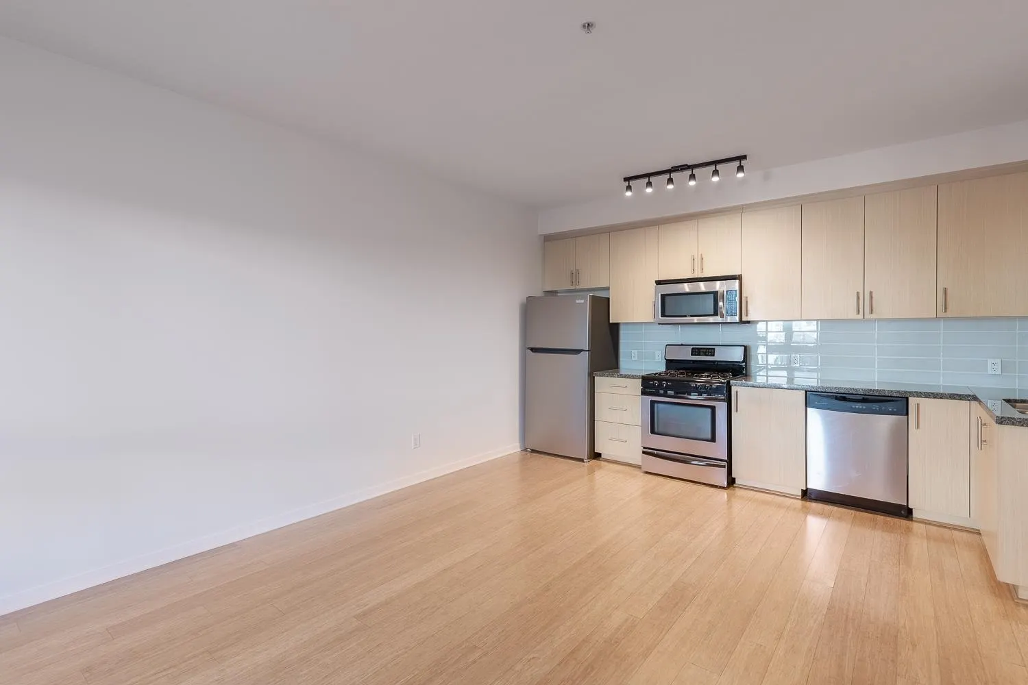 203 6077 London Road