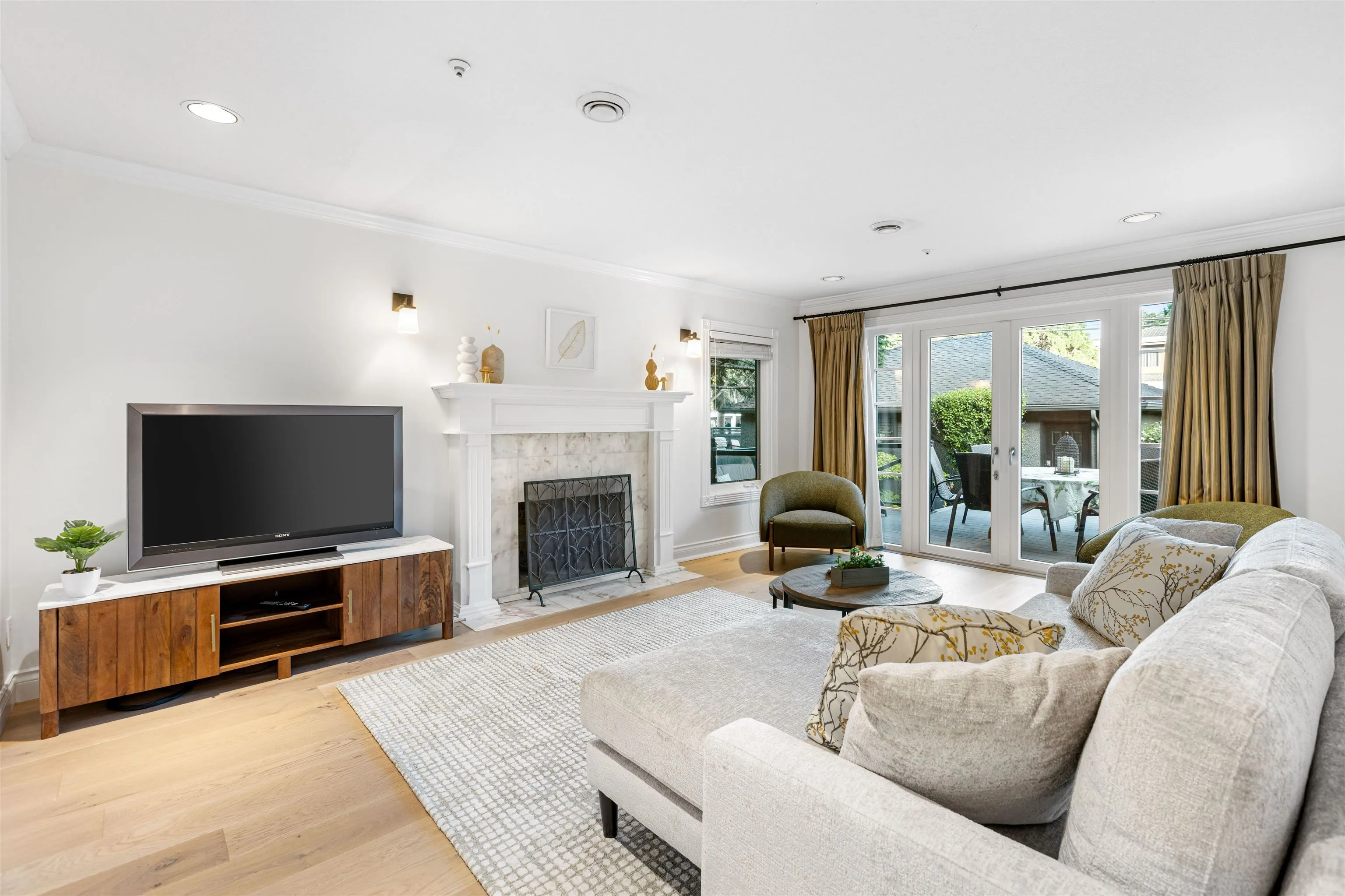 2318 Oliver Crescent