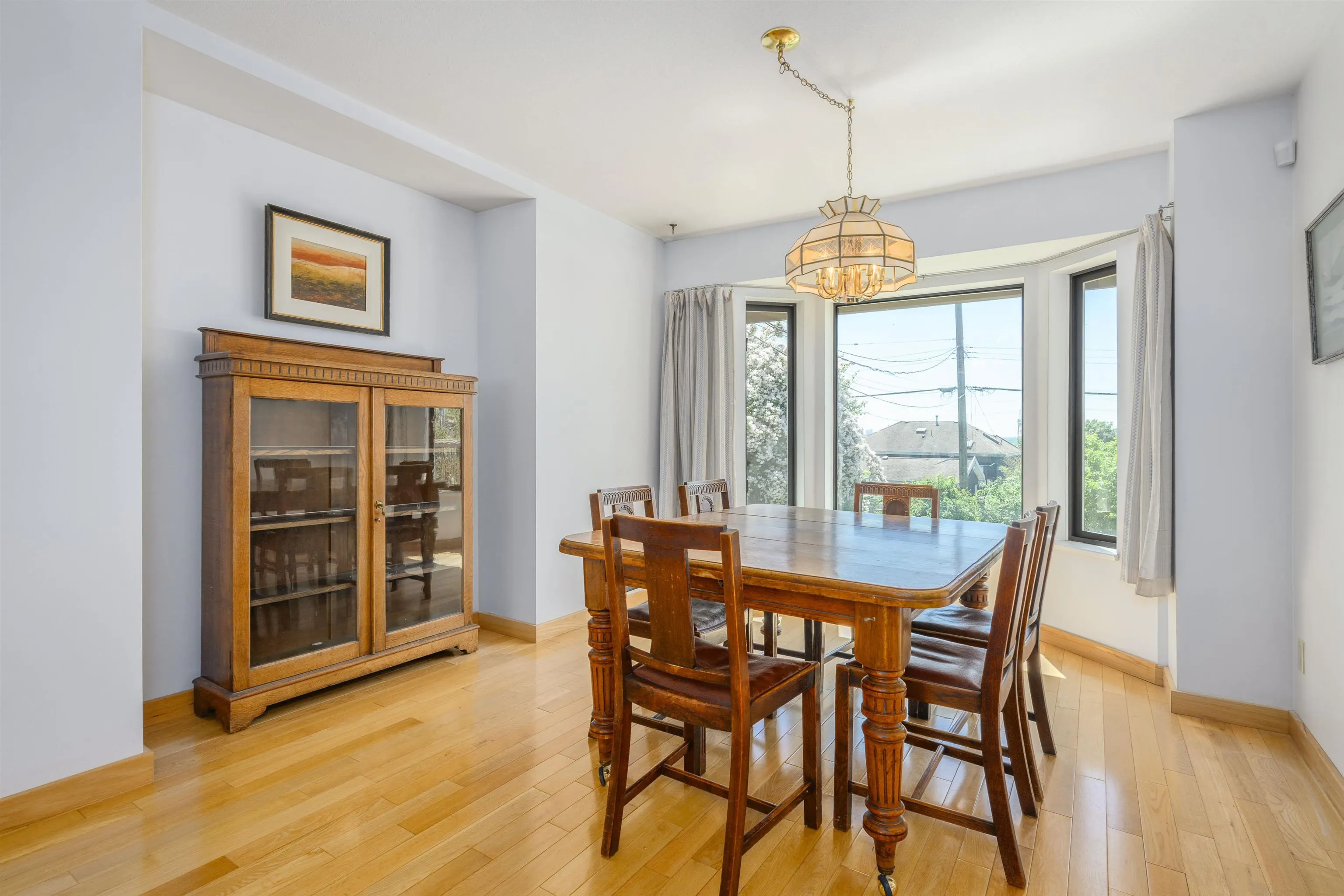513 E 5th Street