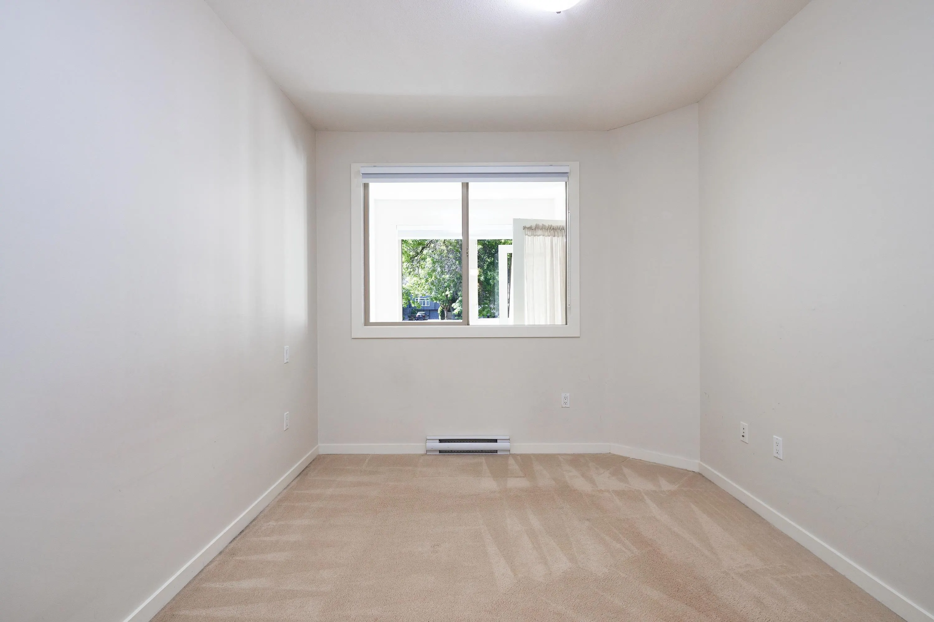 201 4883 Maclure Mews