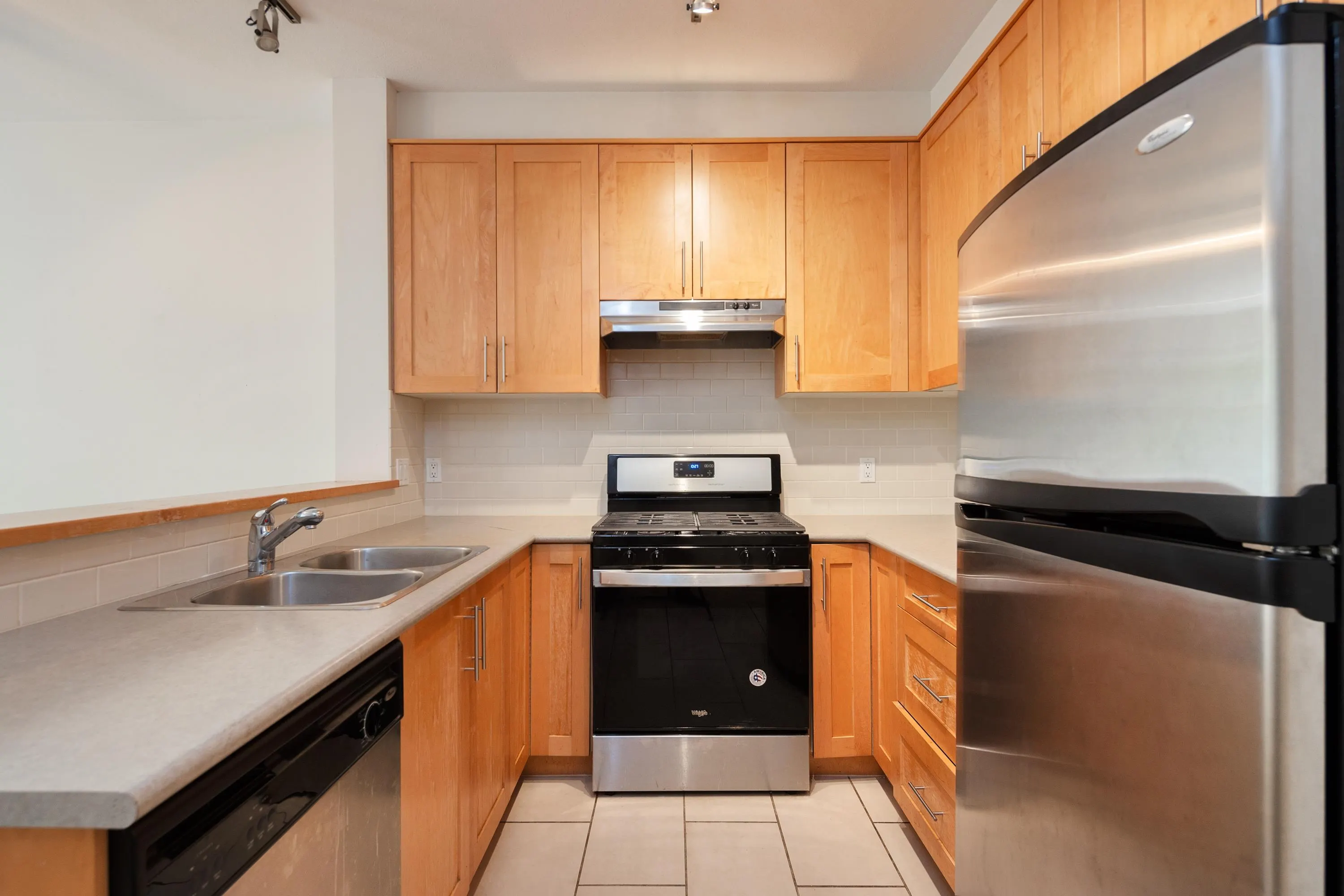 201 4883 Maclure Mews