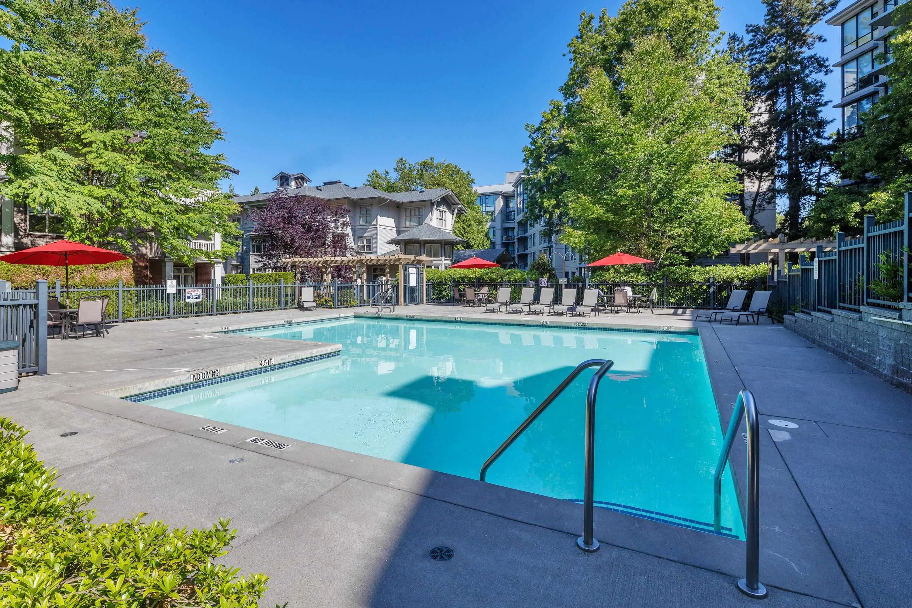 201 4883 Maclure Mews