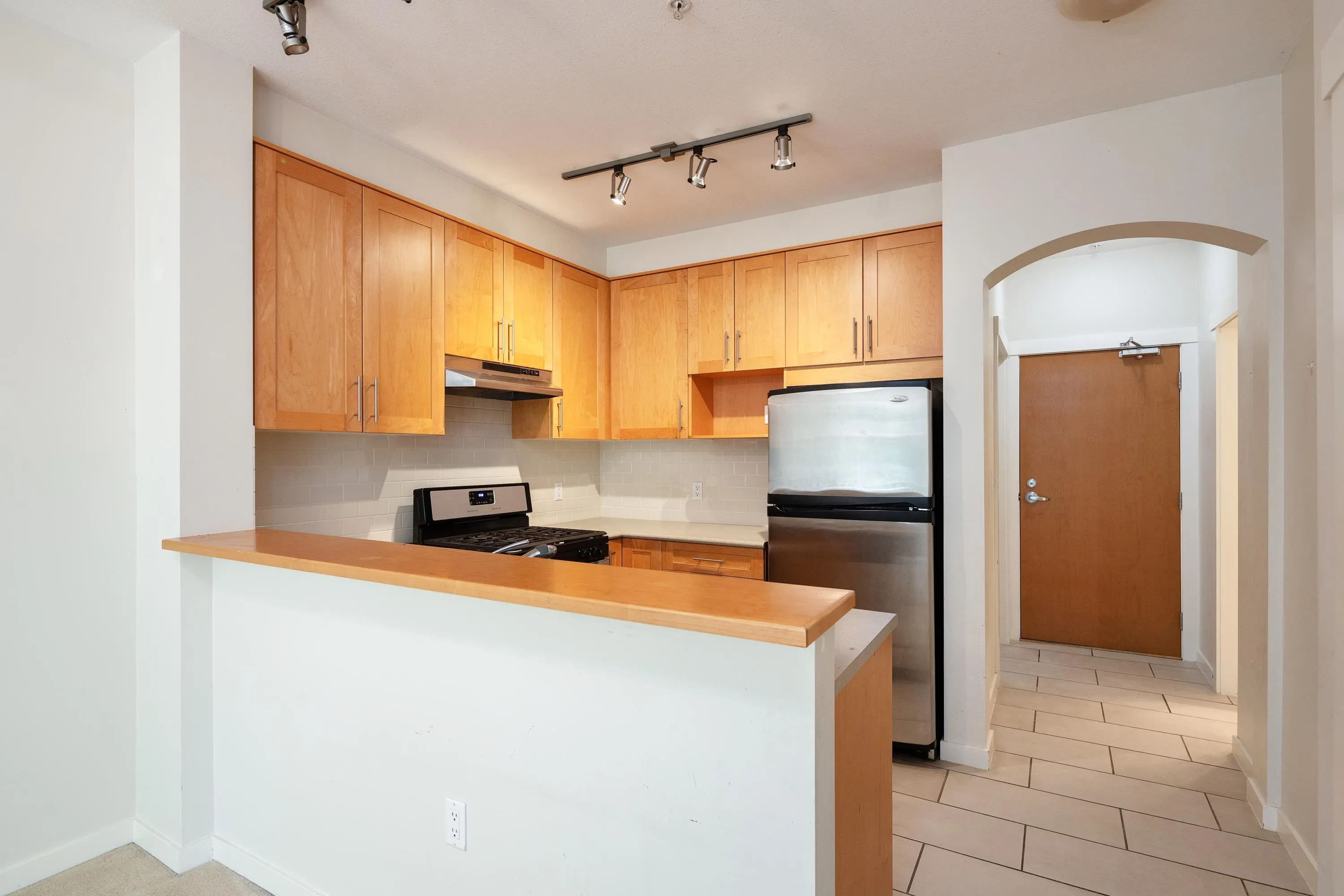 201 4883 Maclure Mews