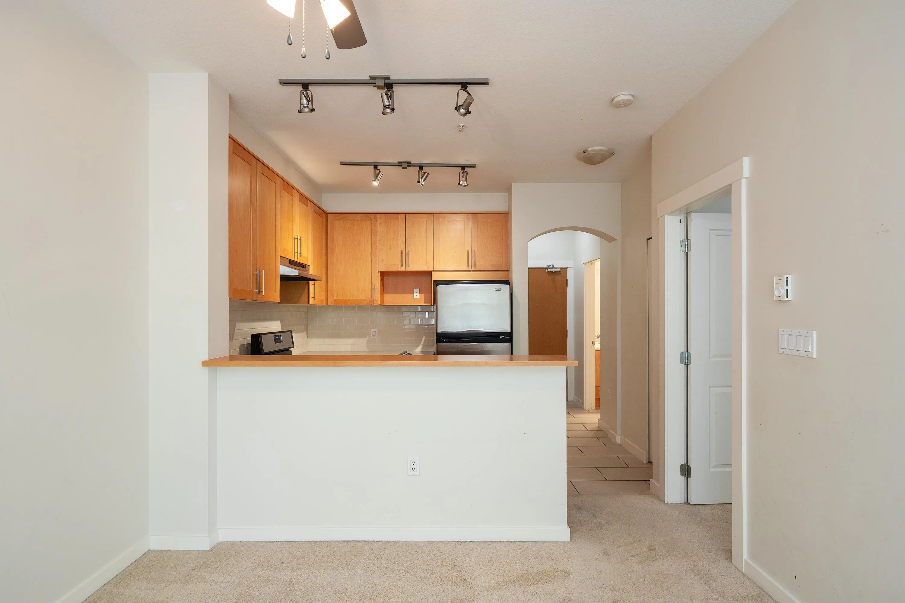 201 4883 Maclure Mews