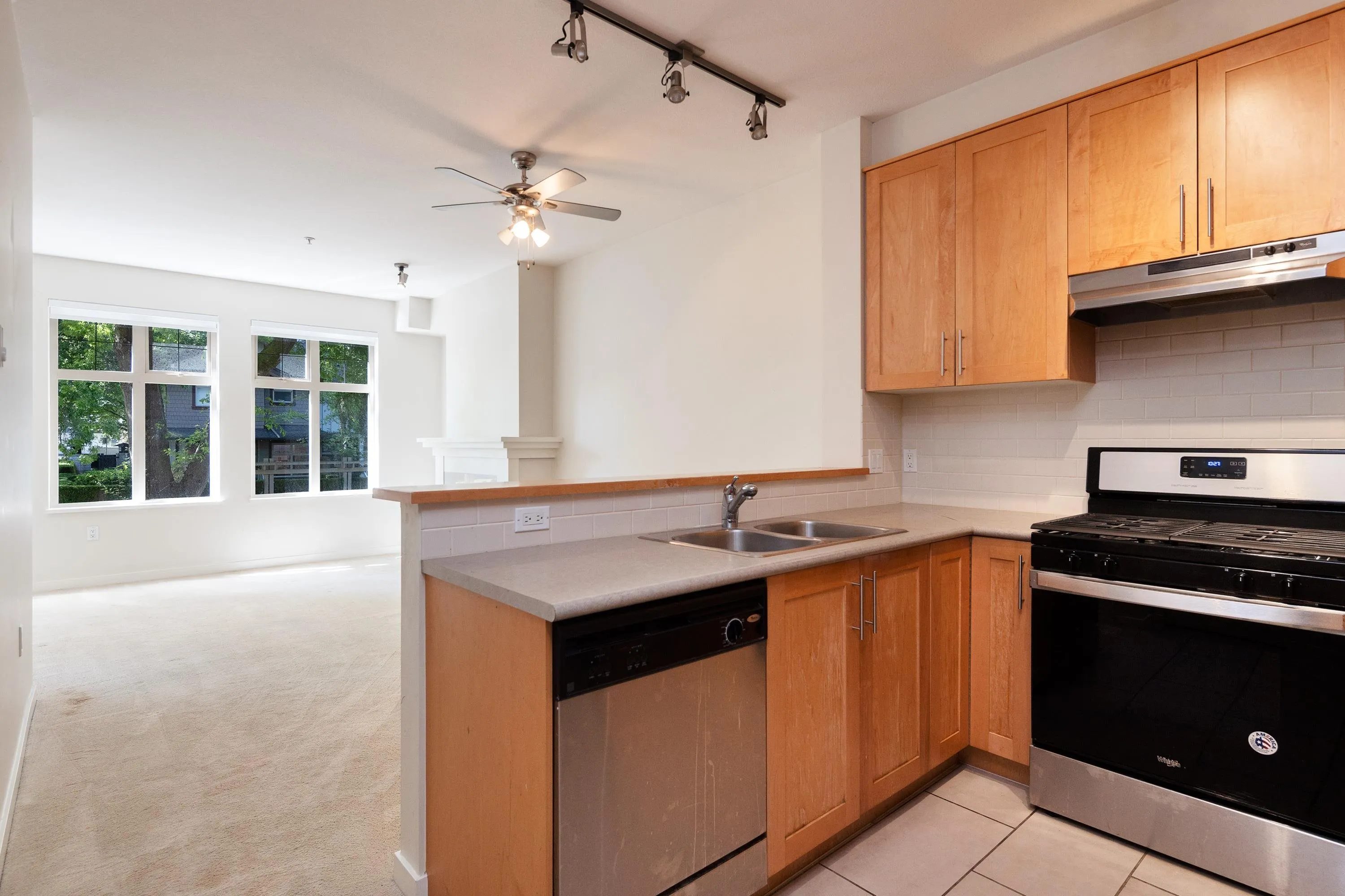 201 4883 Maclure Mews