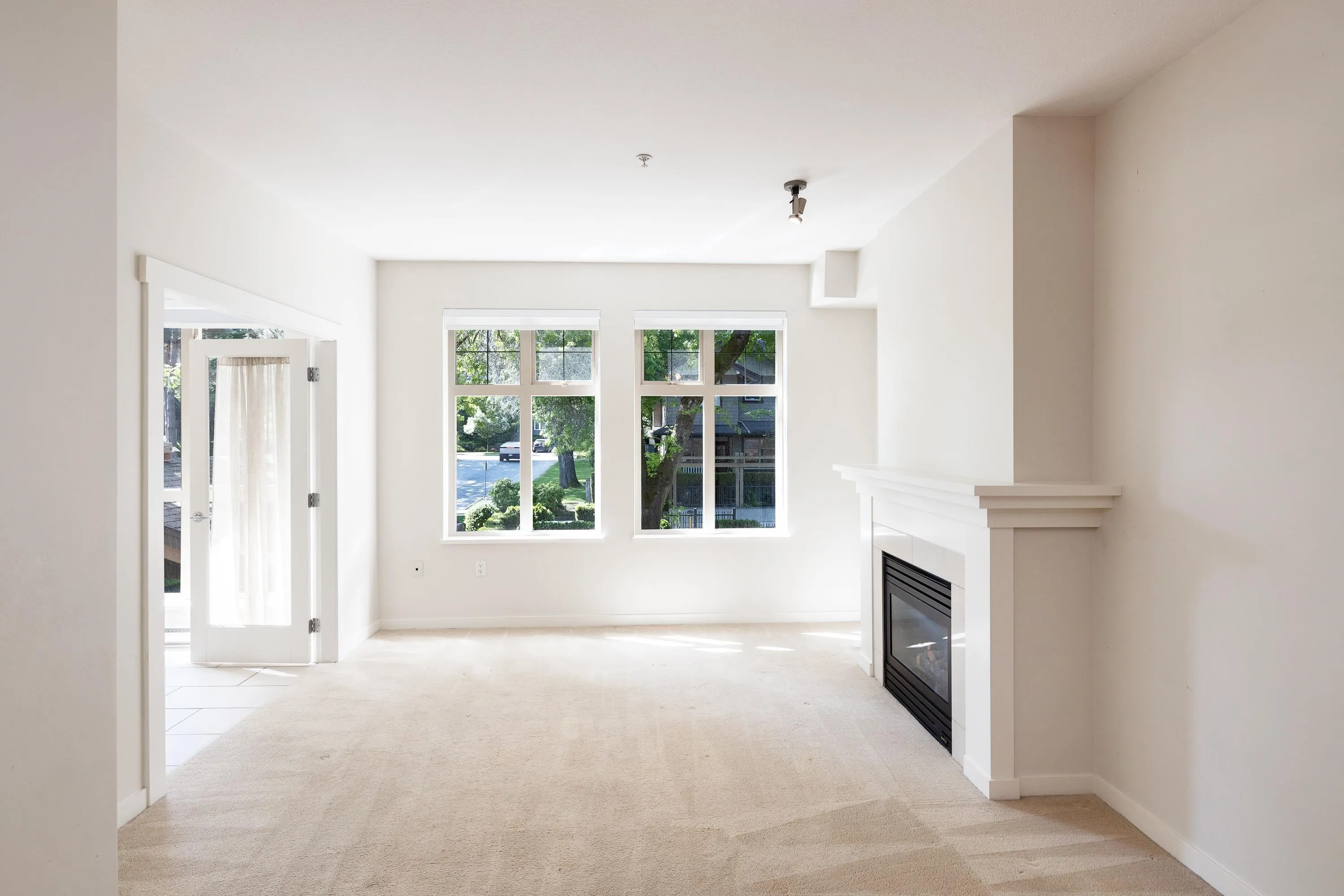 201 4883 Maclure Mews