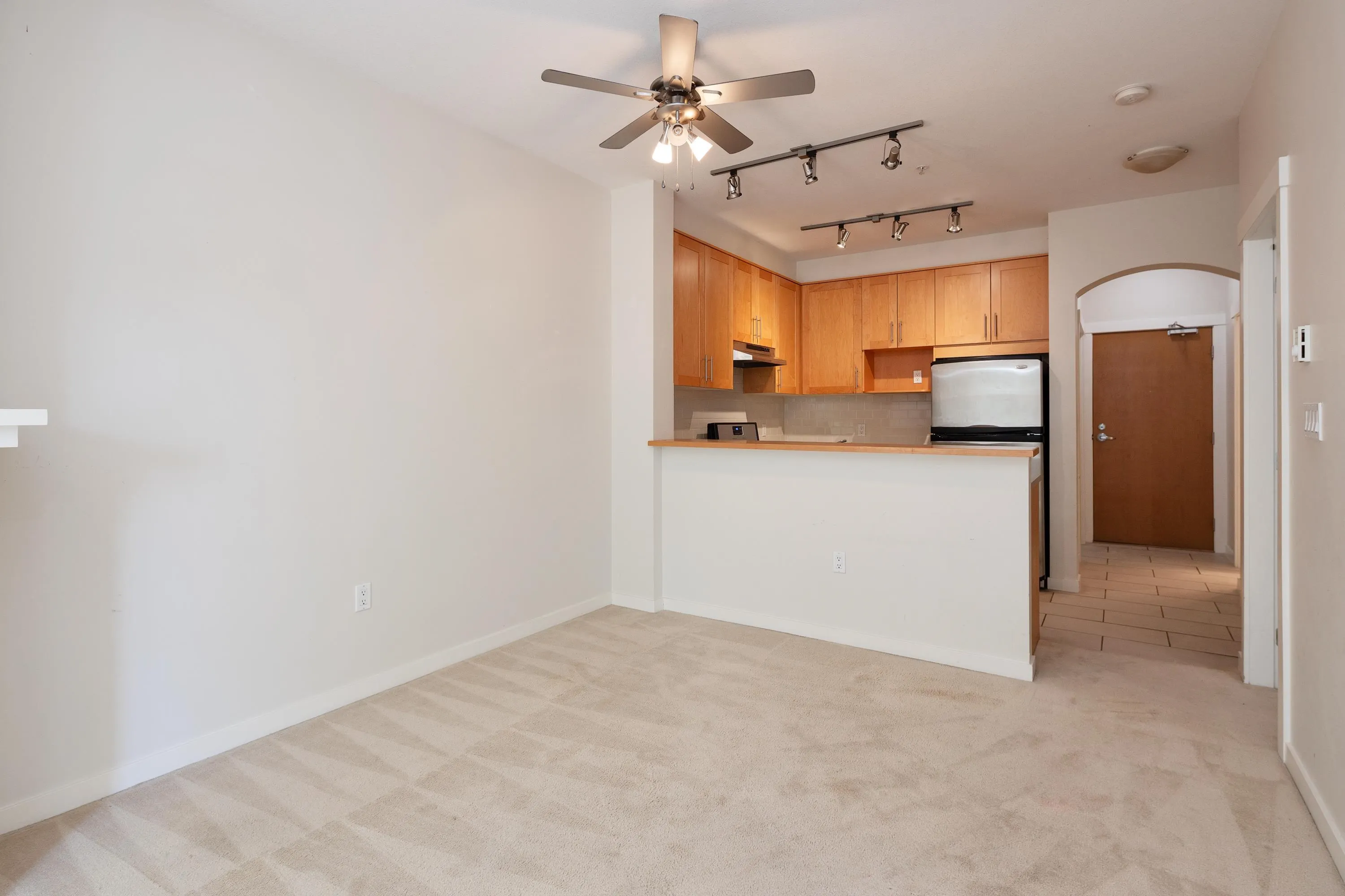 201 4883 Maclure Mews