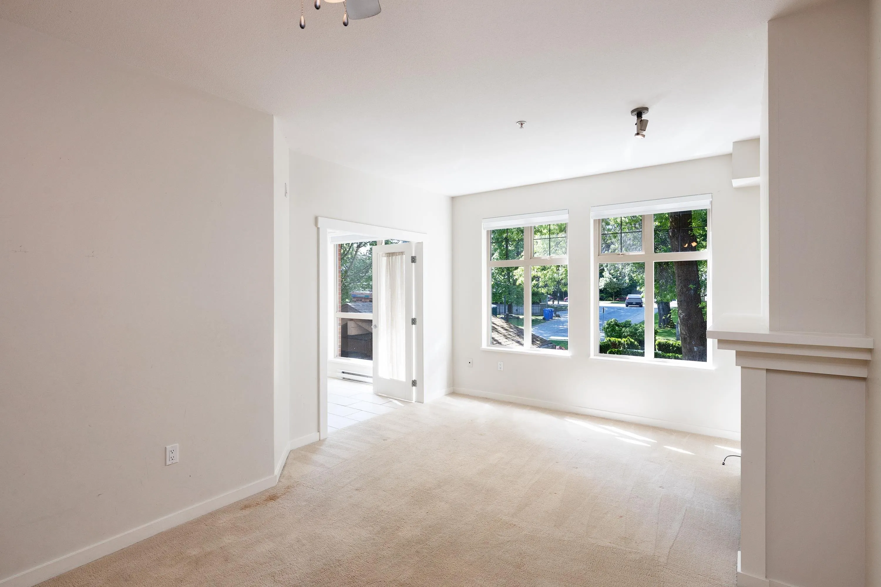 201 4883 Maclure Mews