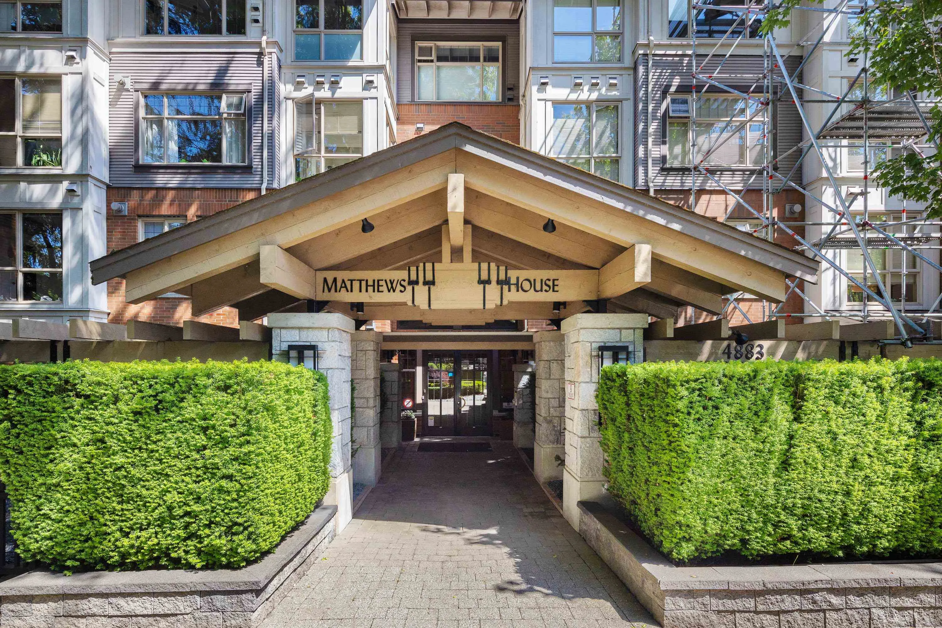 201 4883 Maclure Mews