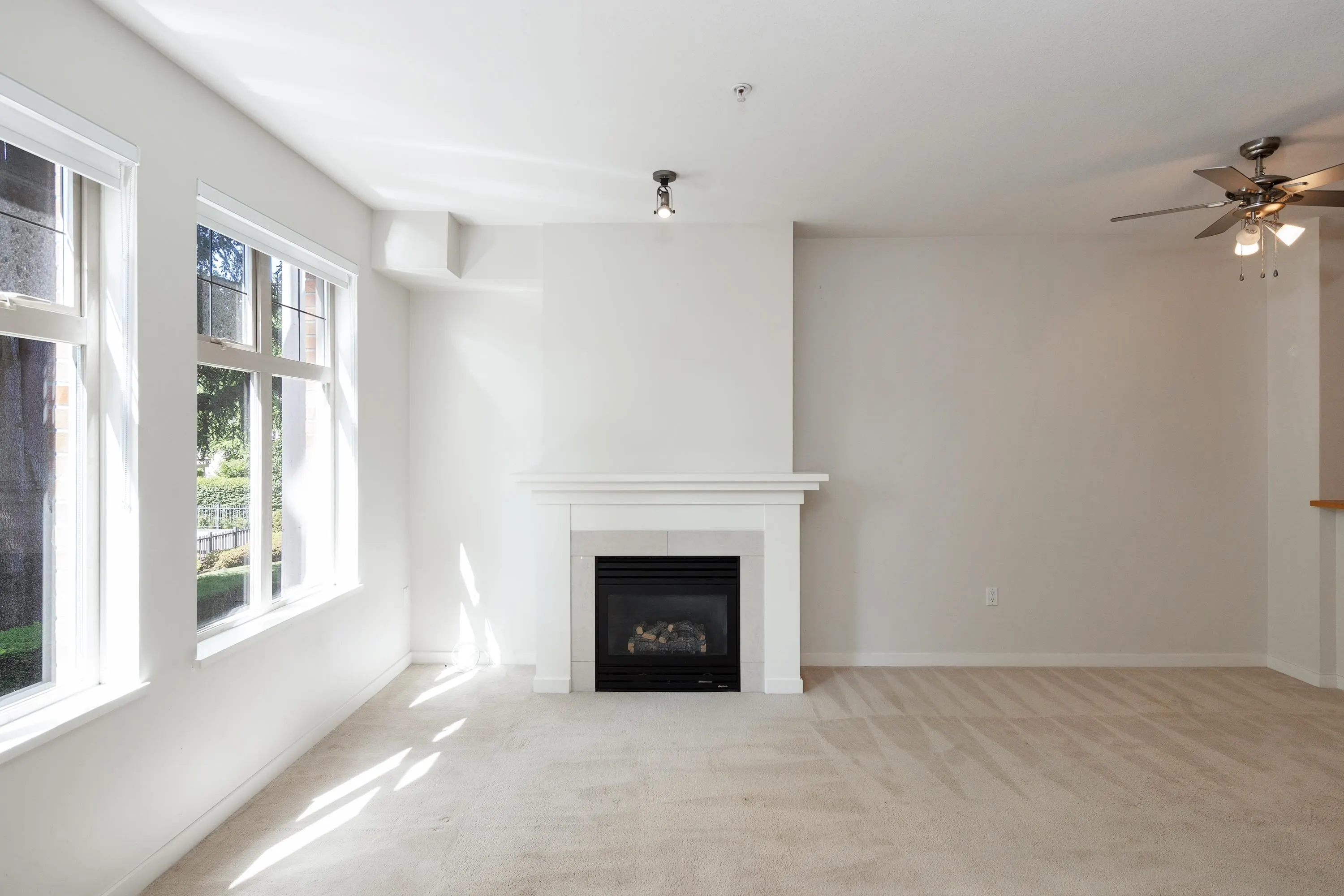201 4883 Maclure Mews