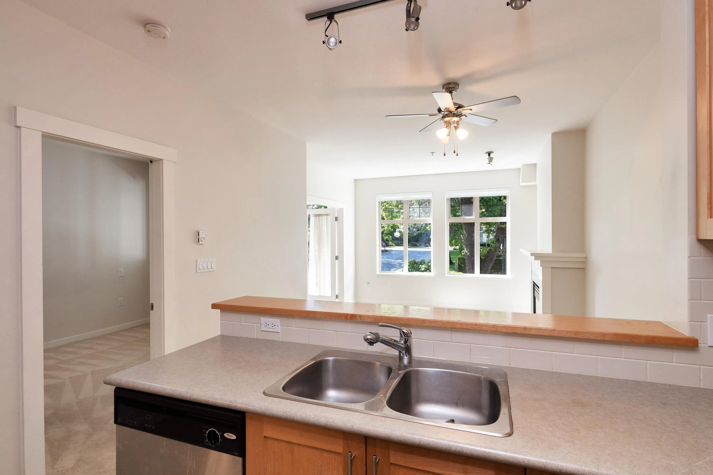 201 4883 Maclure Mews