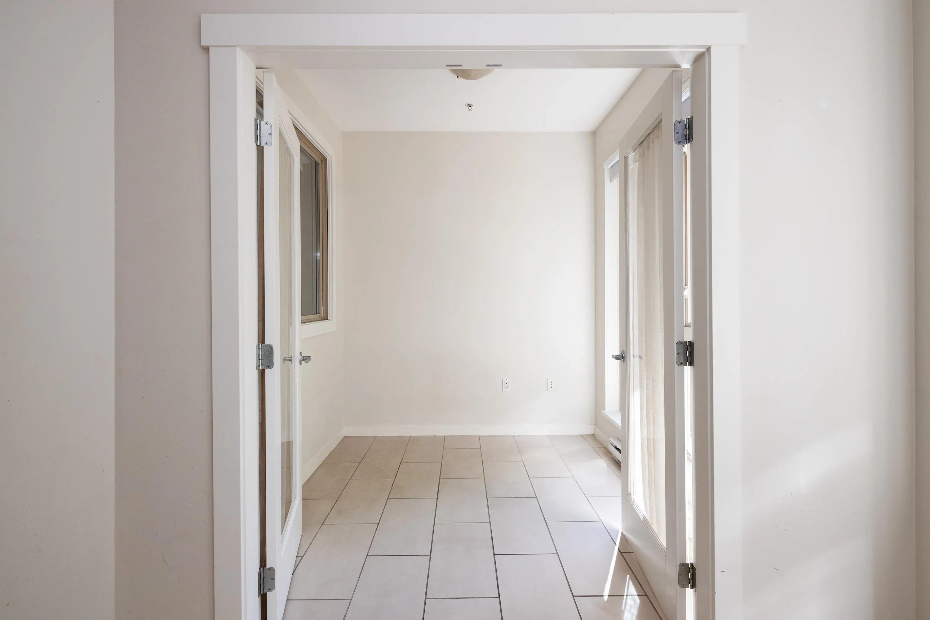 201 4883 Maclure Mews