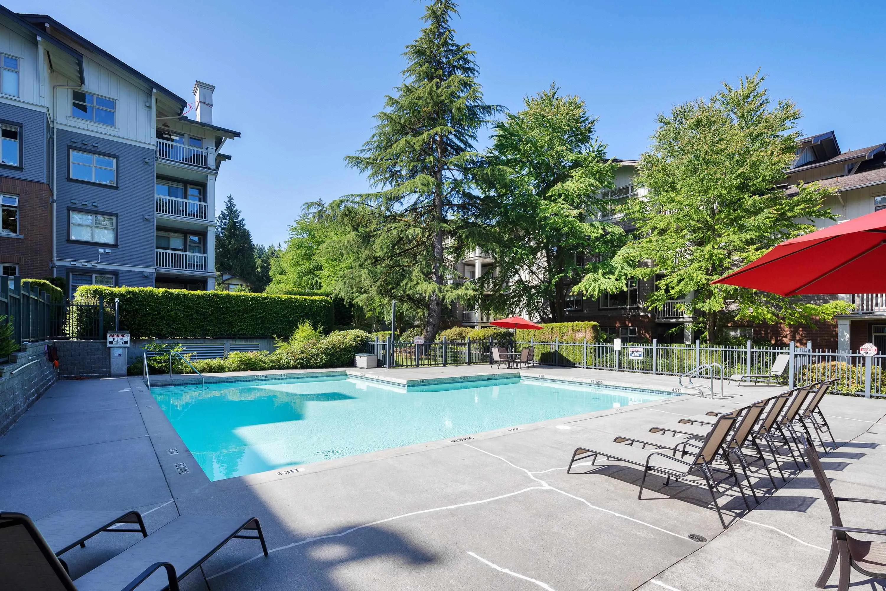 201 4883 Maclure Mews