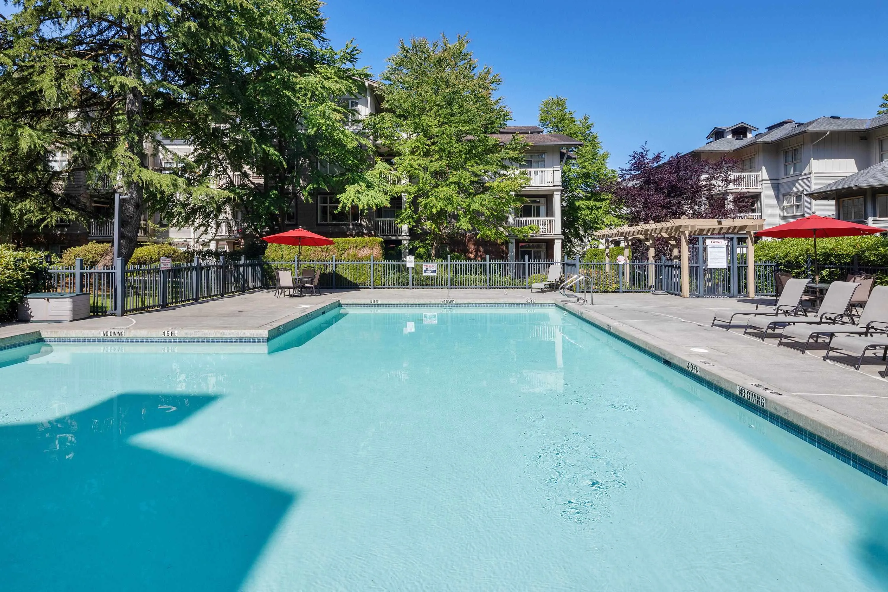 201 4883 Maclure Mews