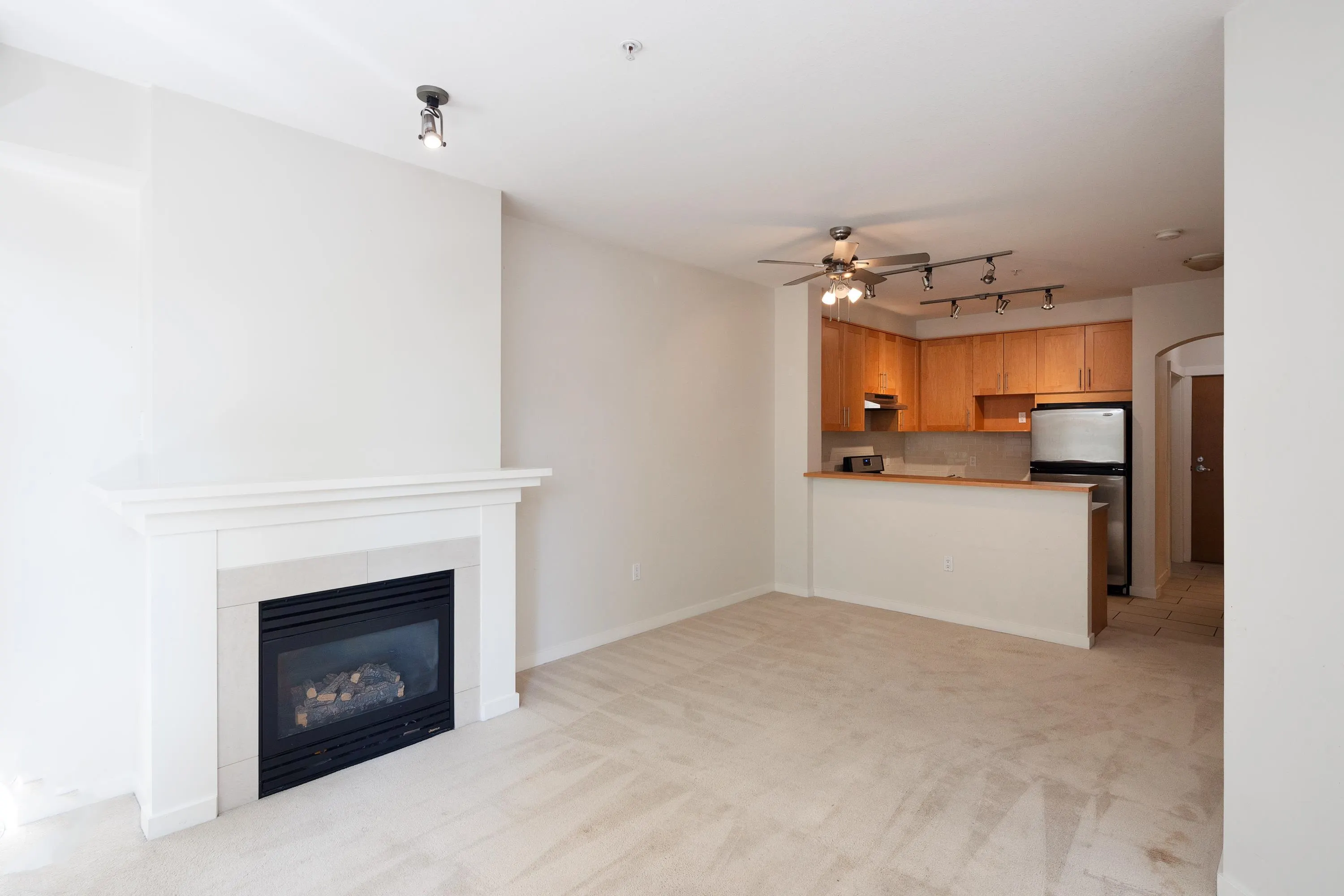 201 4883 Maclure Mews