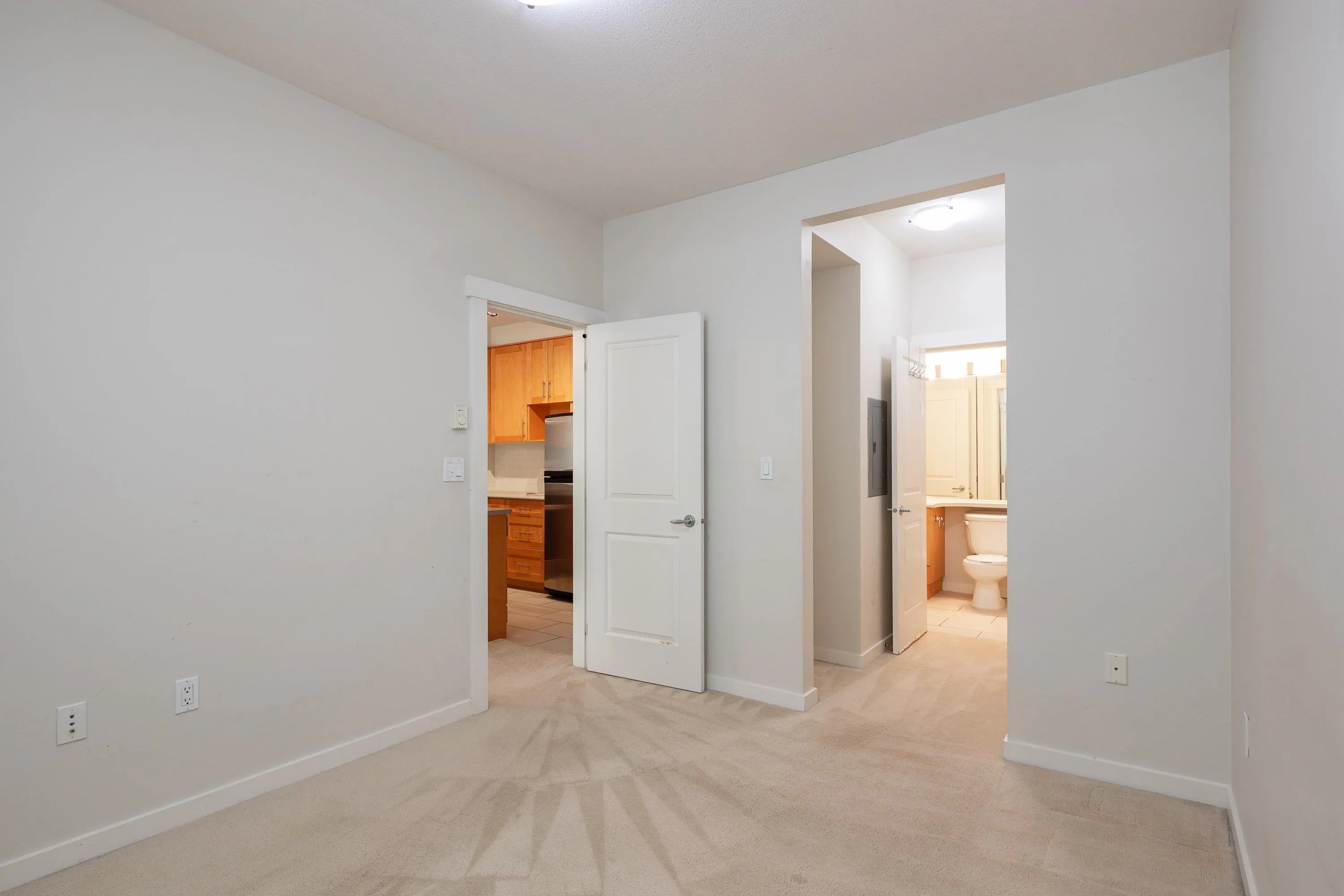201 4883 Maclure Mews
