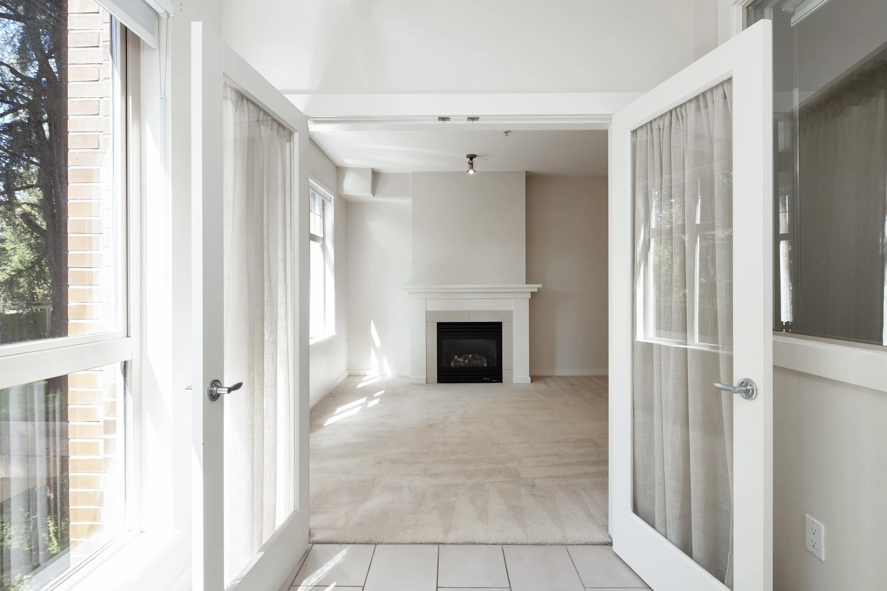 201 4883 Maclure Mews