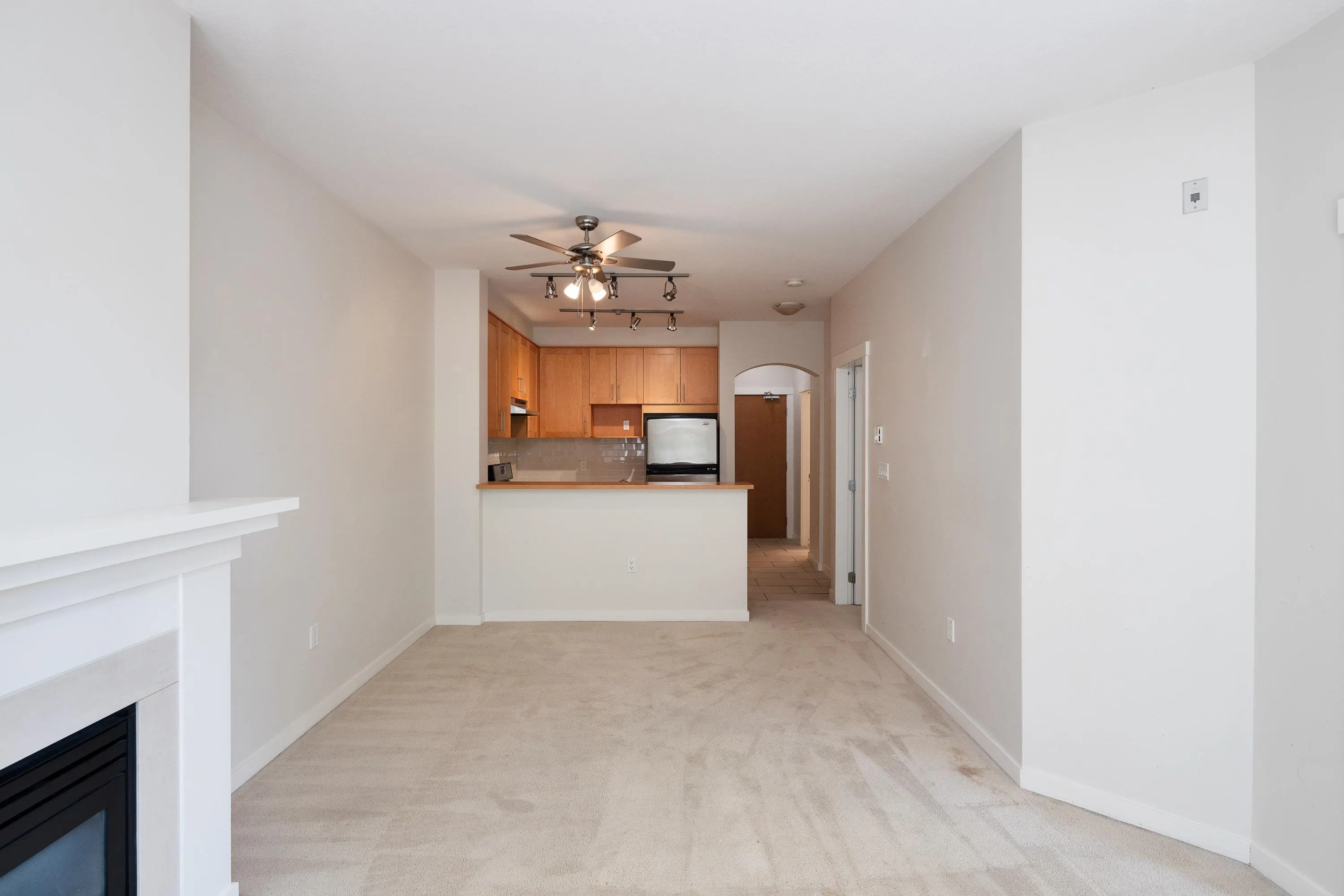 201 4883 Maclure Mews