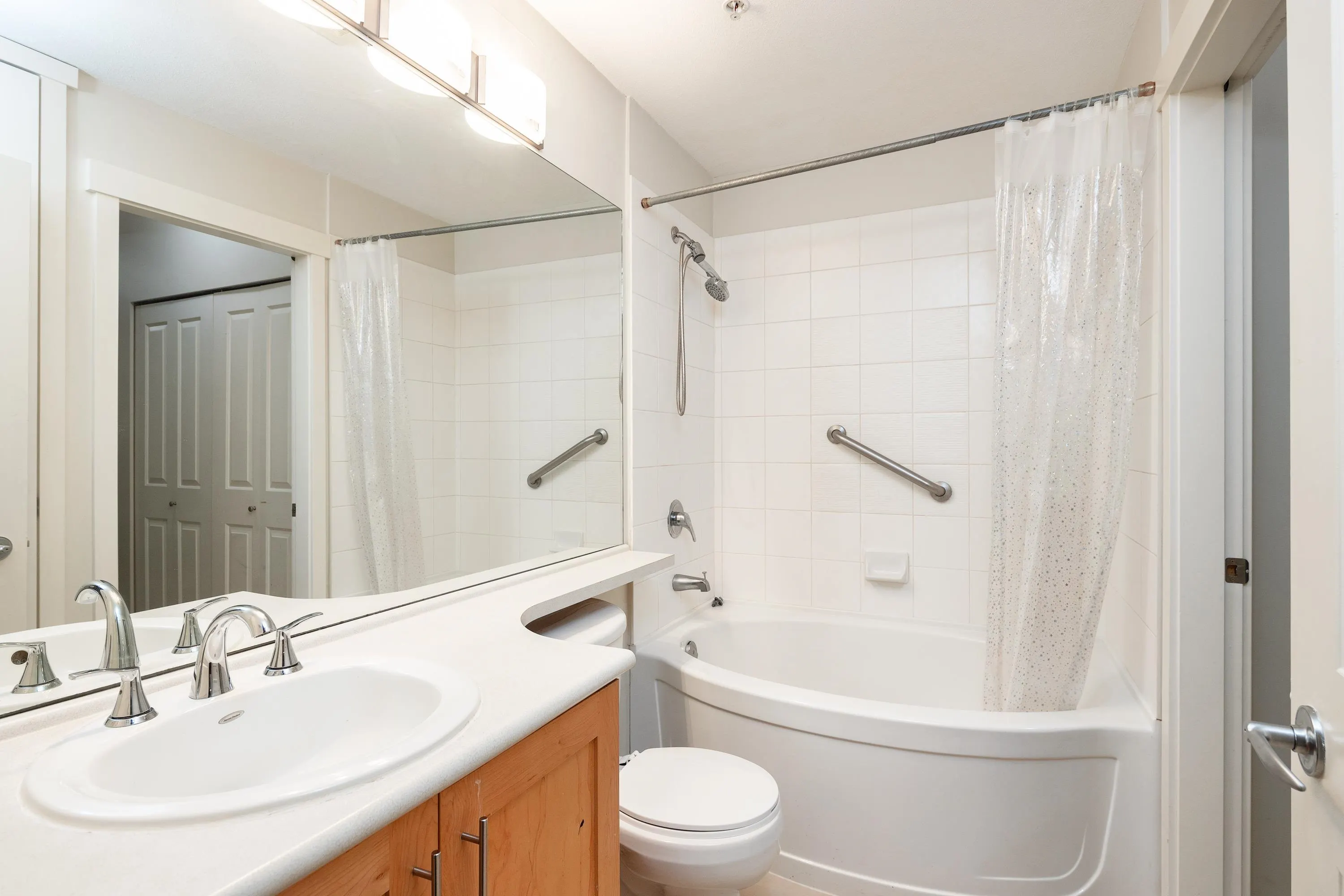 201 4883 Maclure Mews