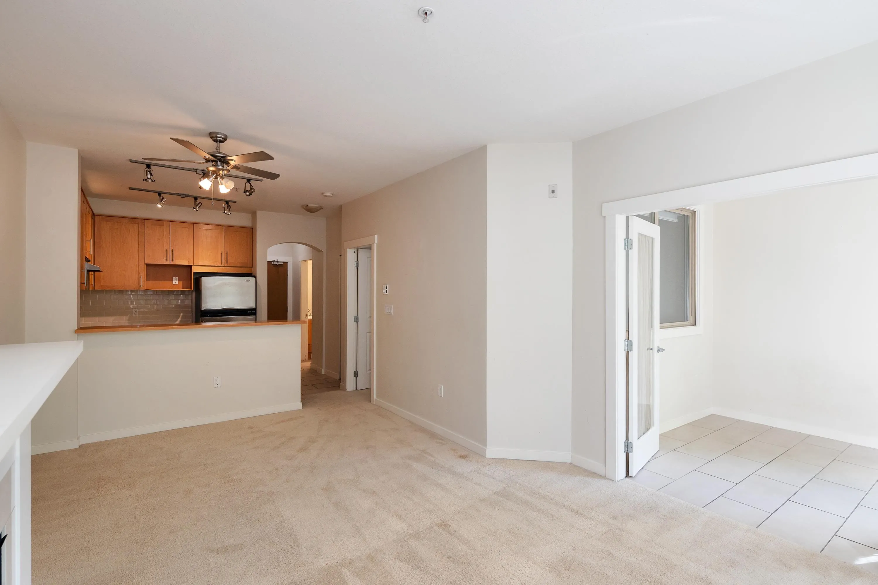 201 4883 Maclure Mews
