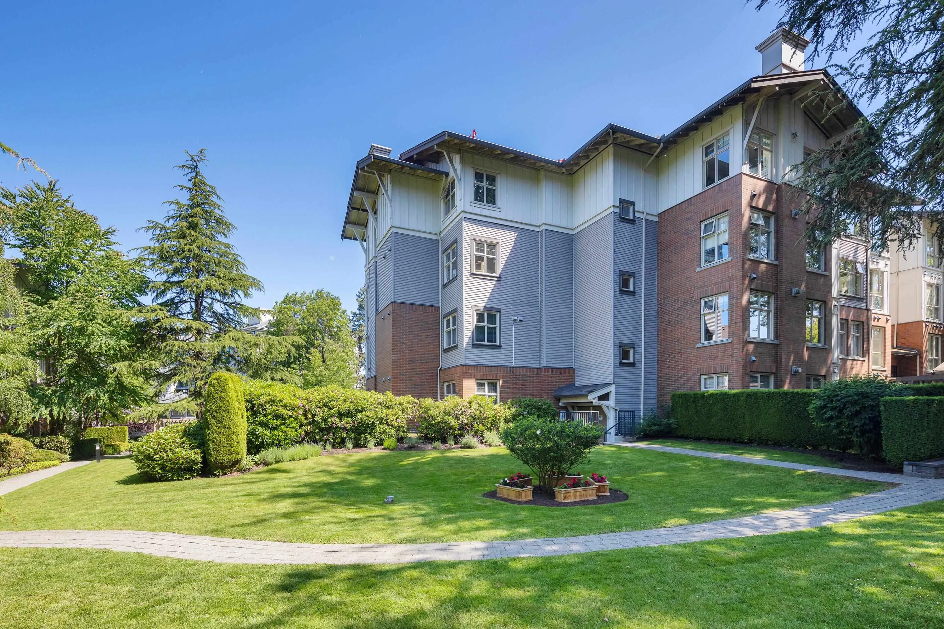 201 4883 Maclure Mews
