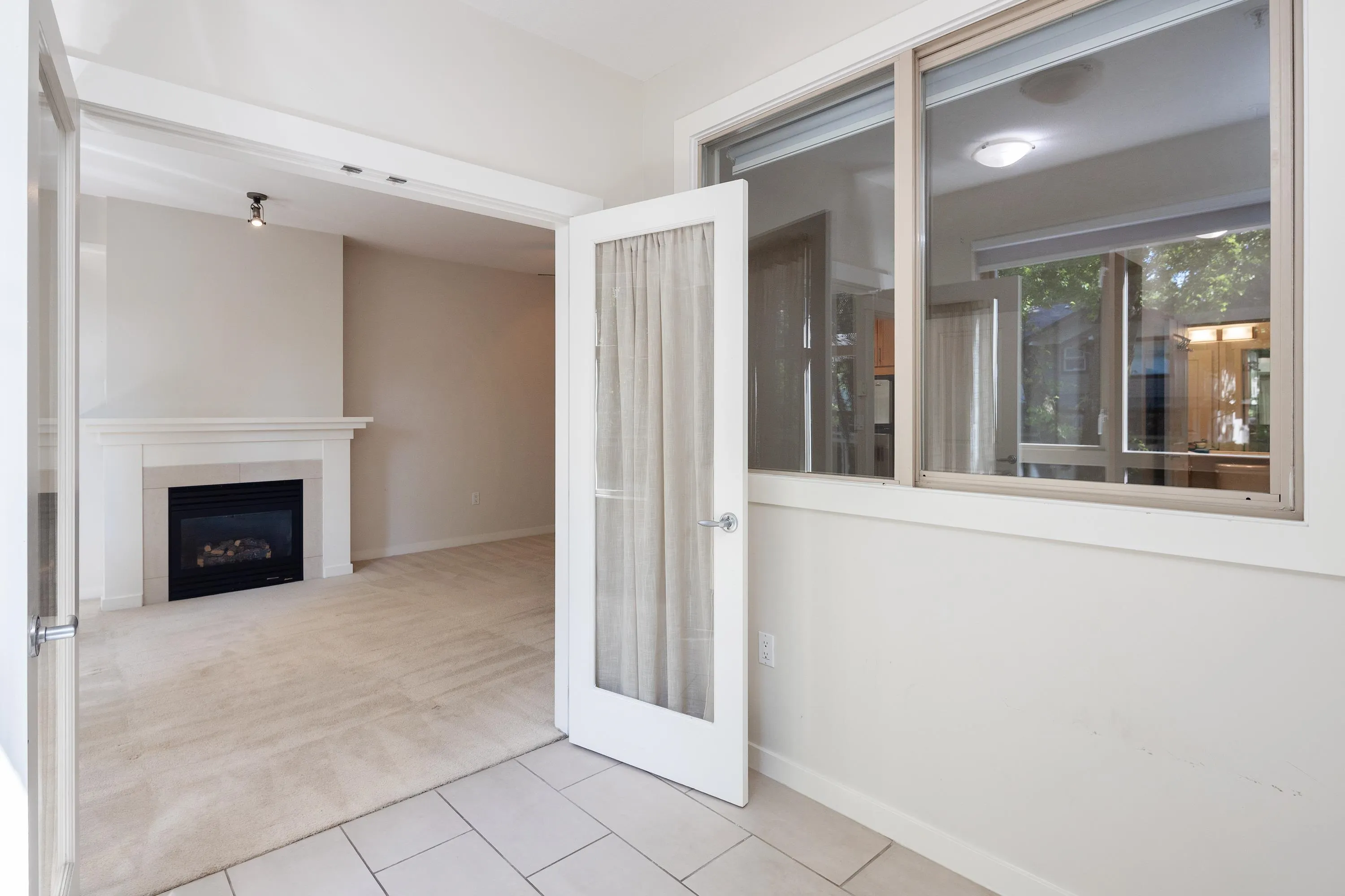 201 4883 Maclure Mews