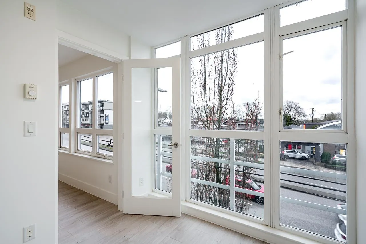 303 3423 E Hastings Street