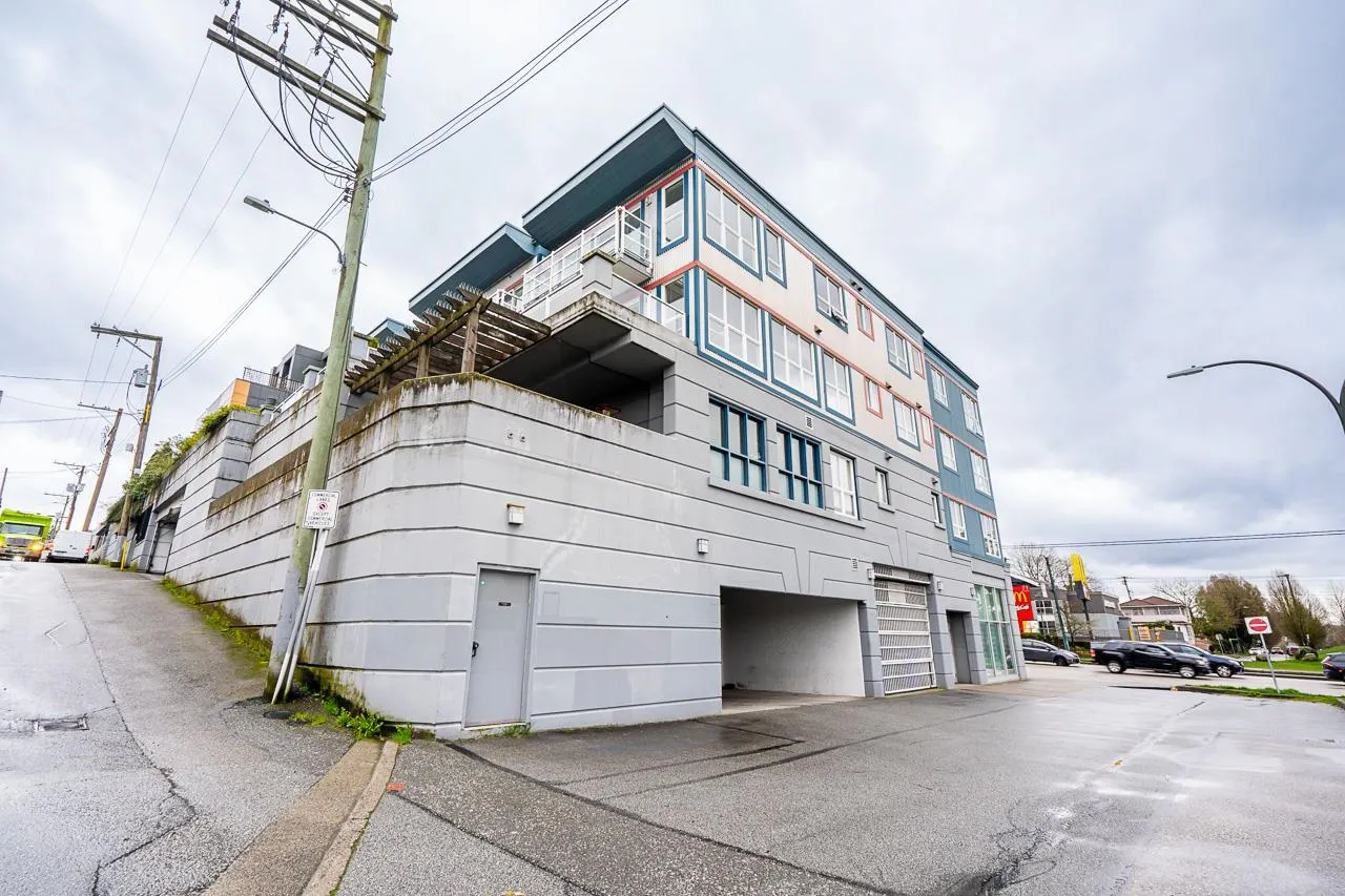 303 3423 E Hastings Street