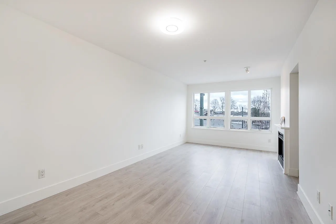 303 3423 E Hastings Street