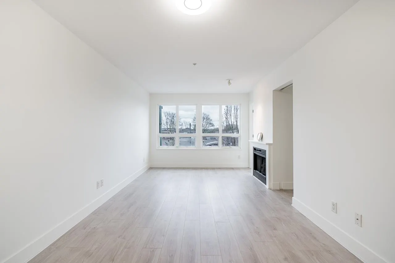 303 3423 E Hastings Street
