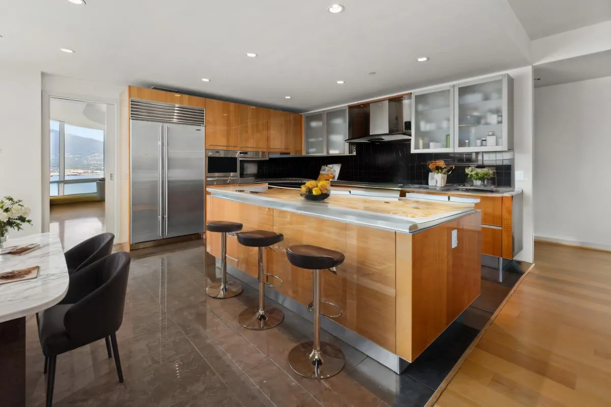 2101 1169 W Cordova Street