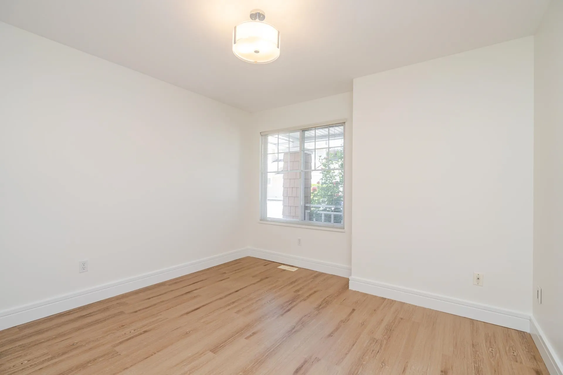 54 6885 184 Street