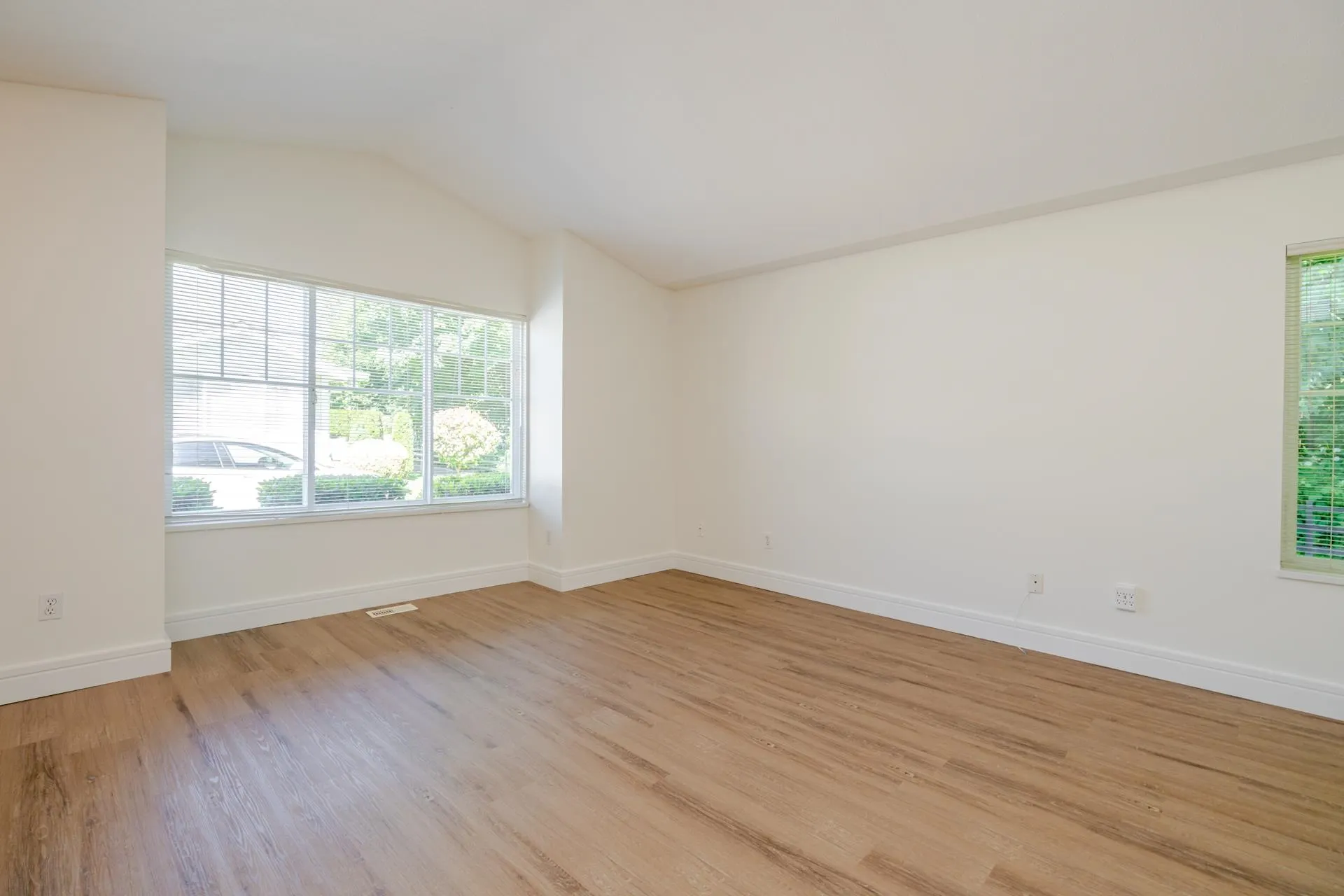 54 6885 184 Street