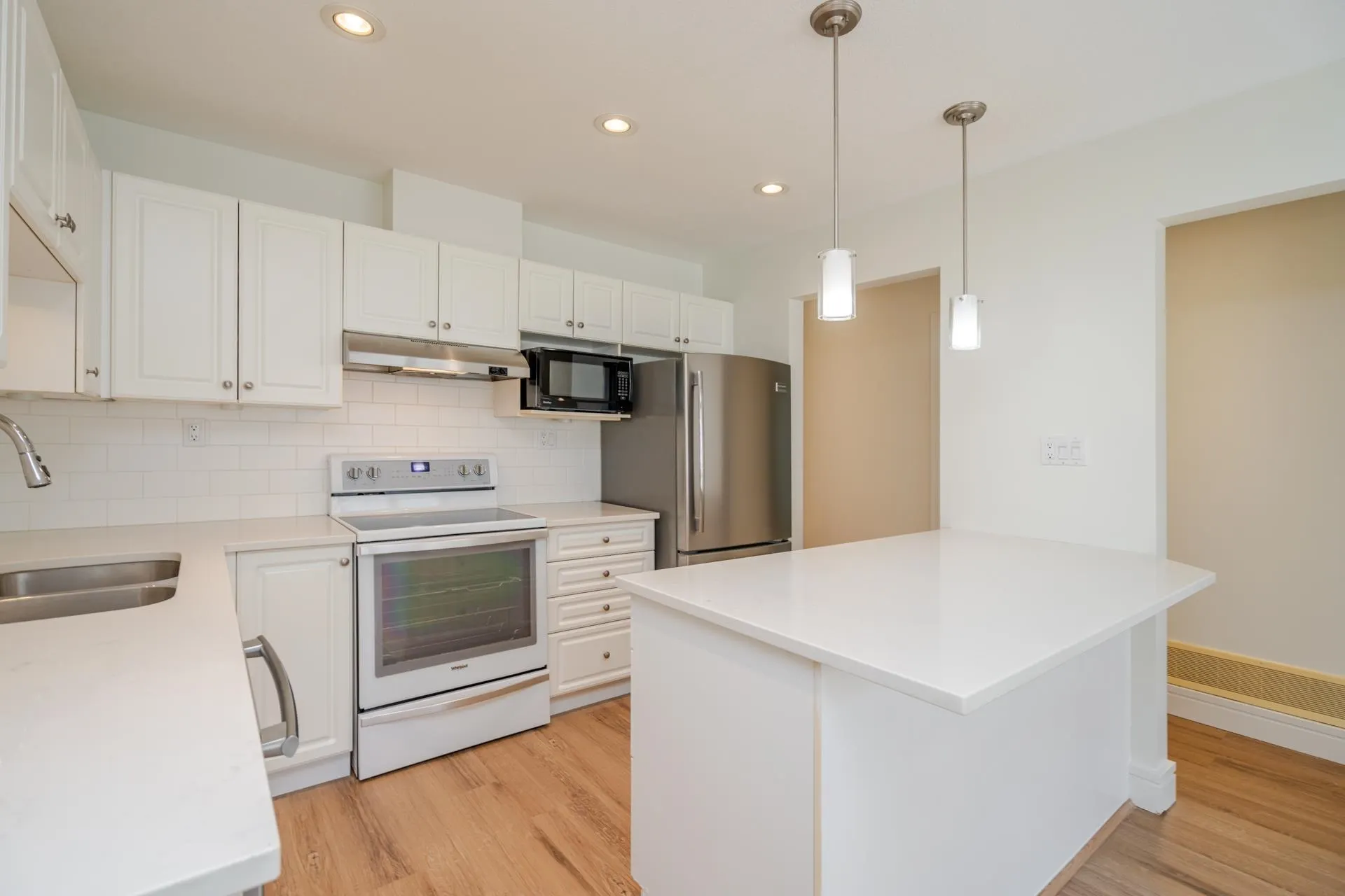 54 6885 184 Street