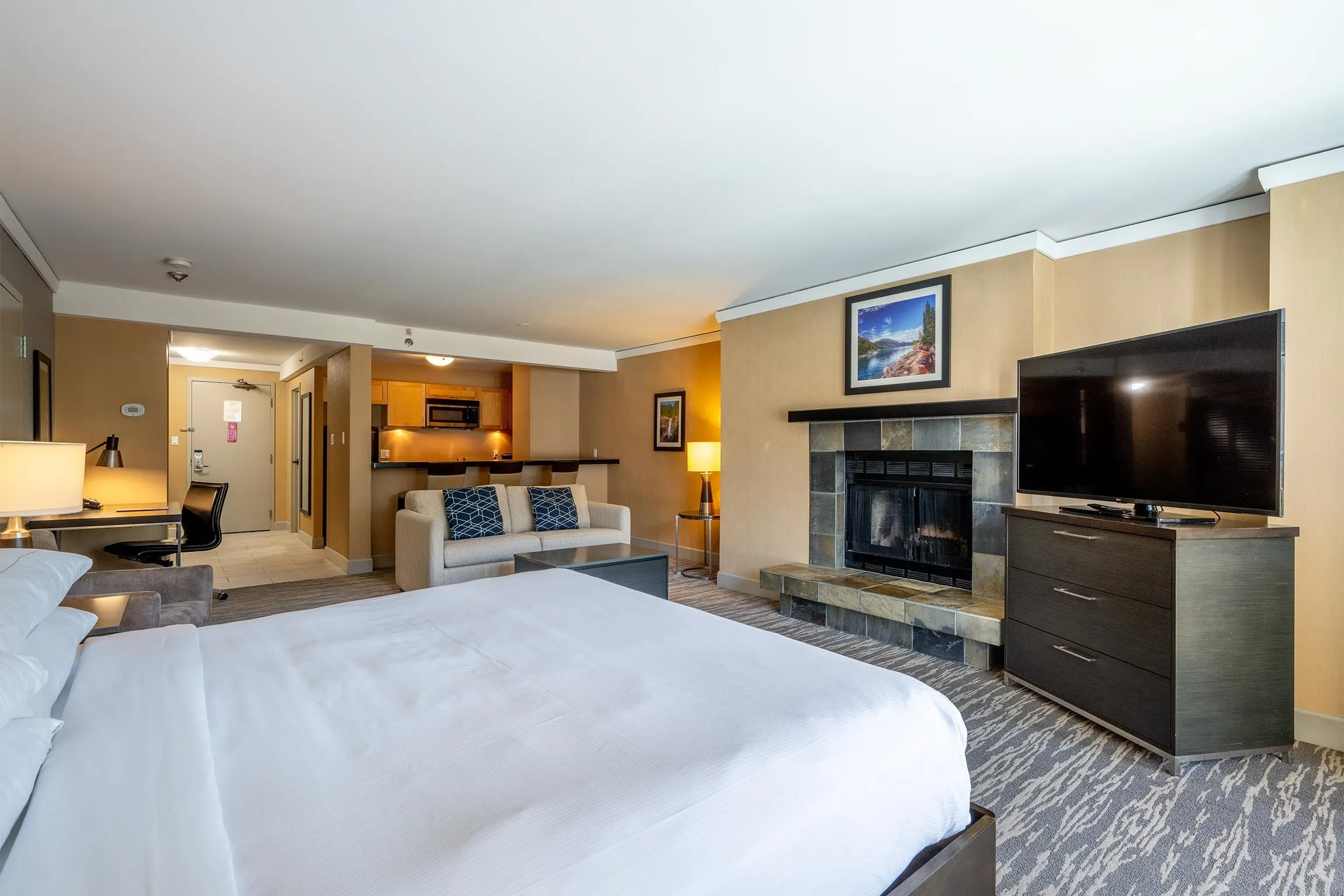 210/212 4050 Whistler Way
