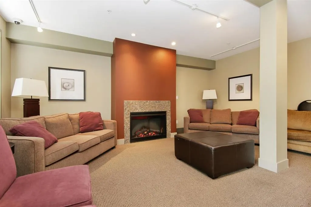 309 33318 E Bourquin Crescent