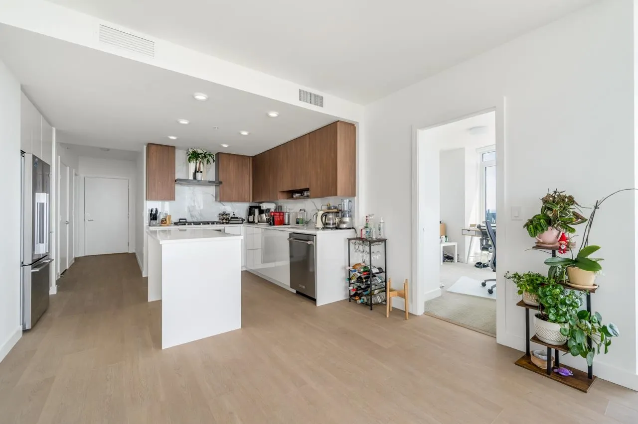 2307 7683 Park Crescent
