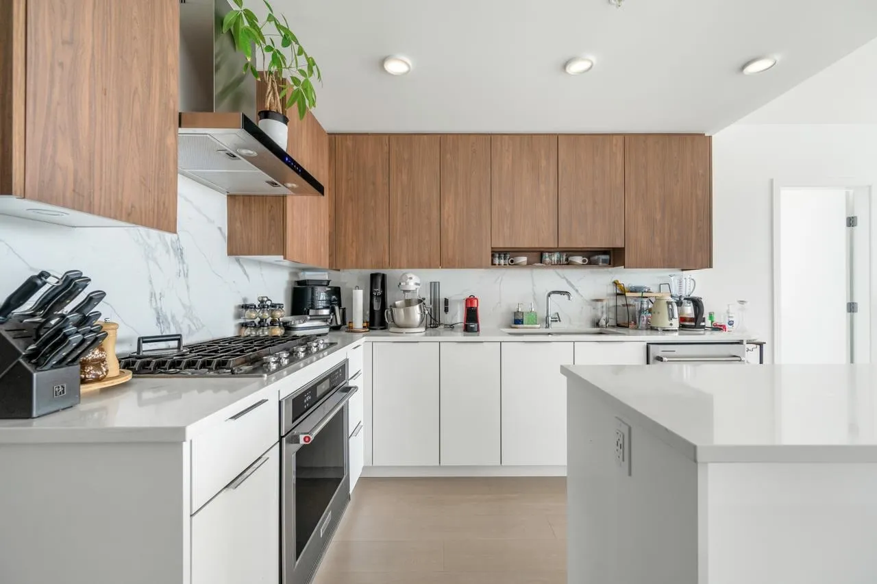 2307 7683 Park Crescent