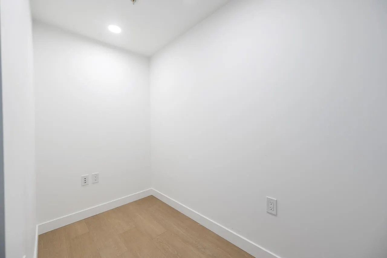 2307 7683 Park Crescent