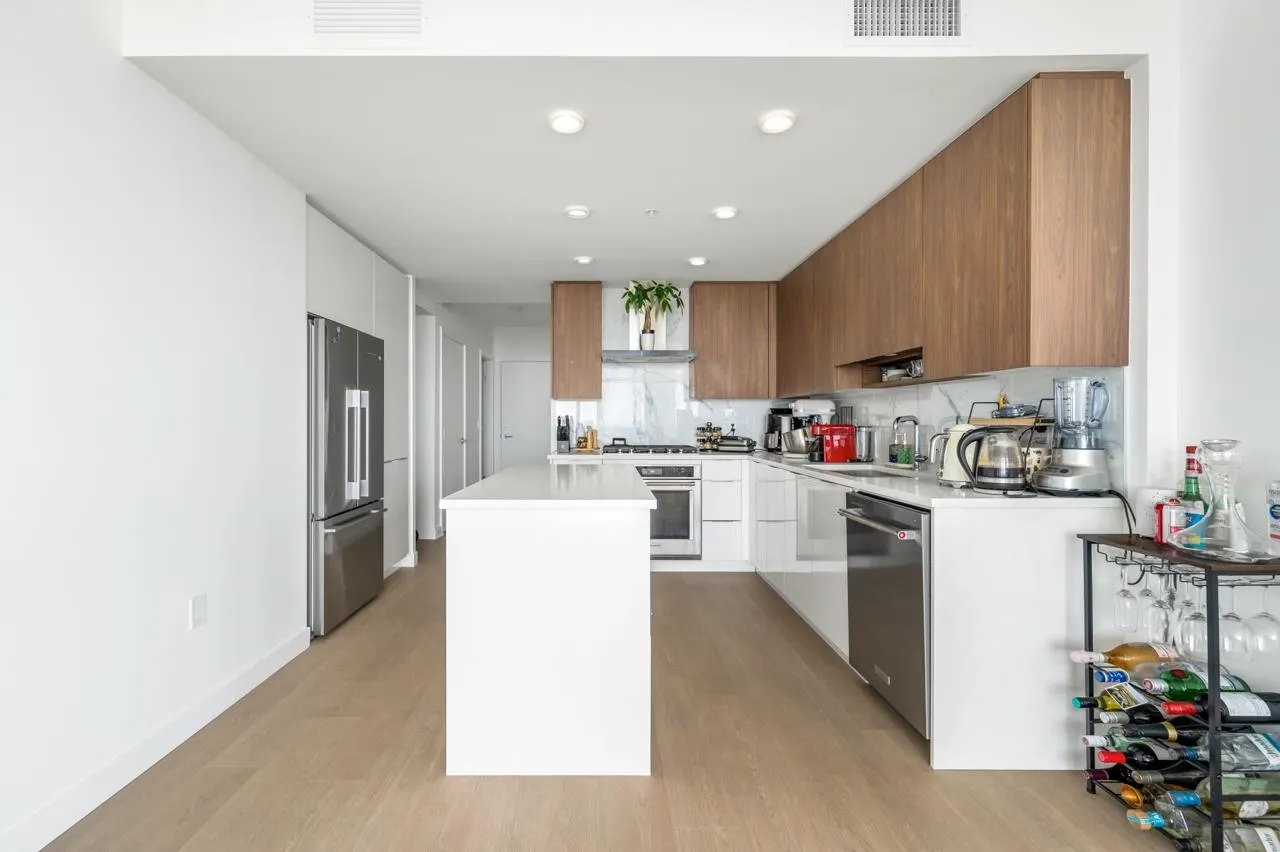 2307 7683 Park Crescent