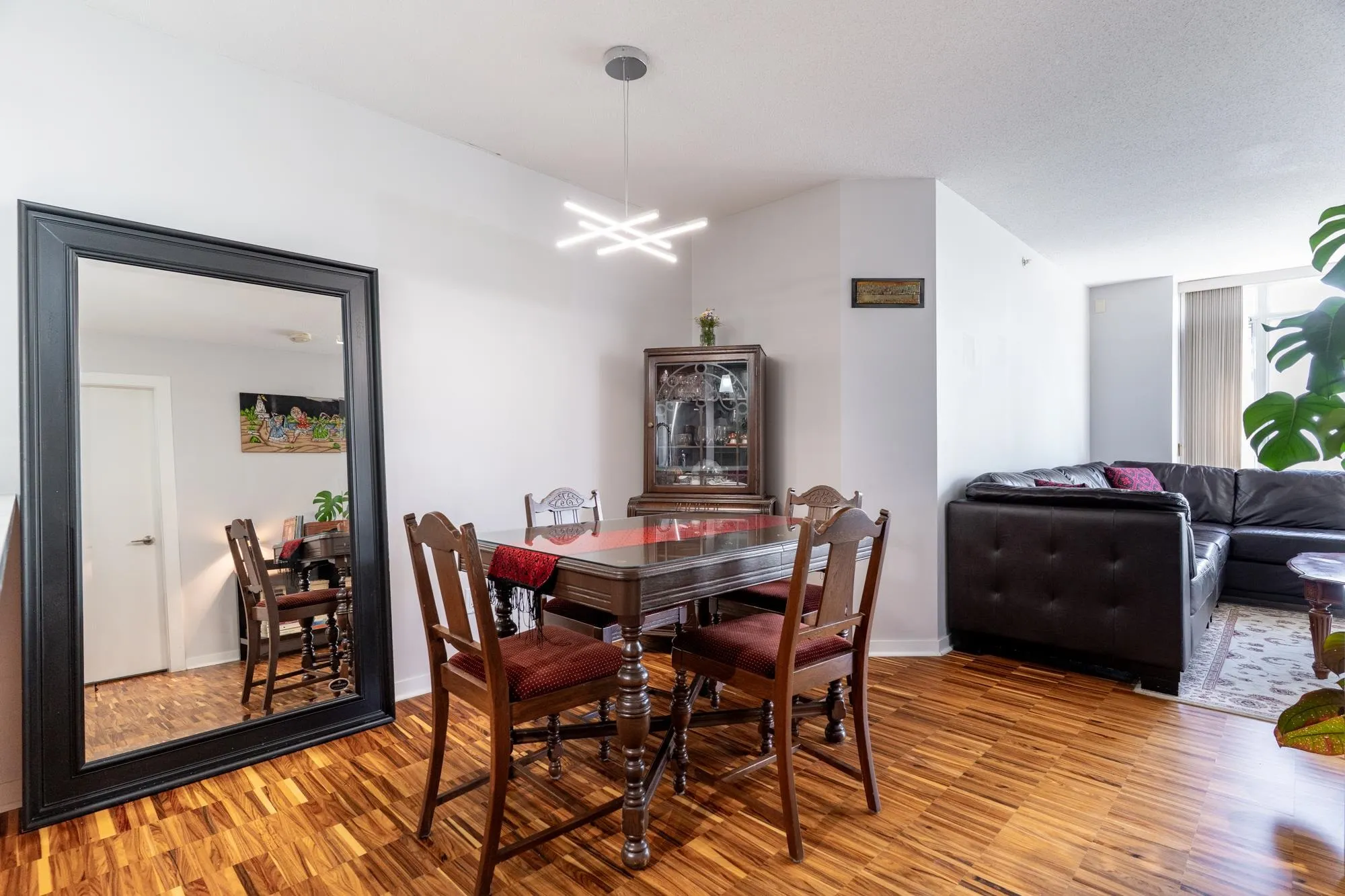 1001 2133 Douglas Road